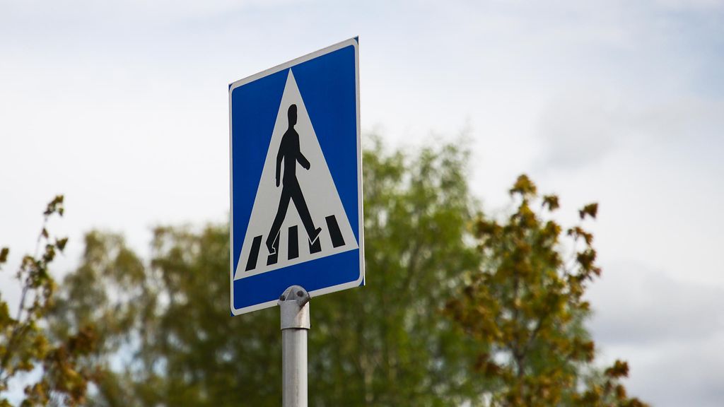 Autoilija törmäsi lapseen suojatiellä ja jatkoi matkaa pysähtymättä