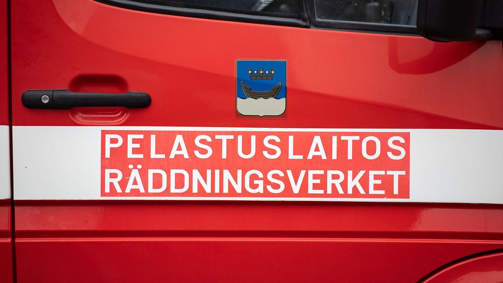 Auto paloi keskellä Helsinkiä – kuljettaja hyppäsi ulos ennen roihahdusta