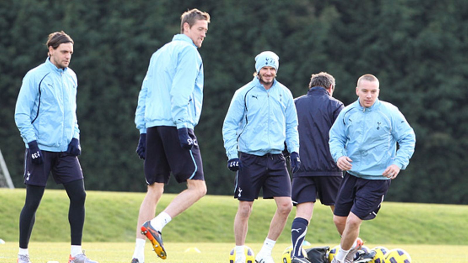 Jonathan Woodgate, Peter Crouch, David Beckham ja Alan Hutton Tottenhamin harjoituksissa.