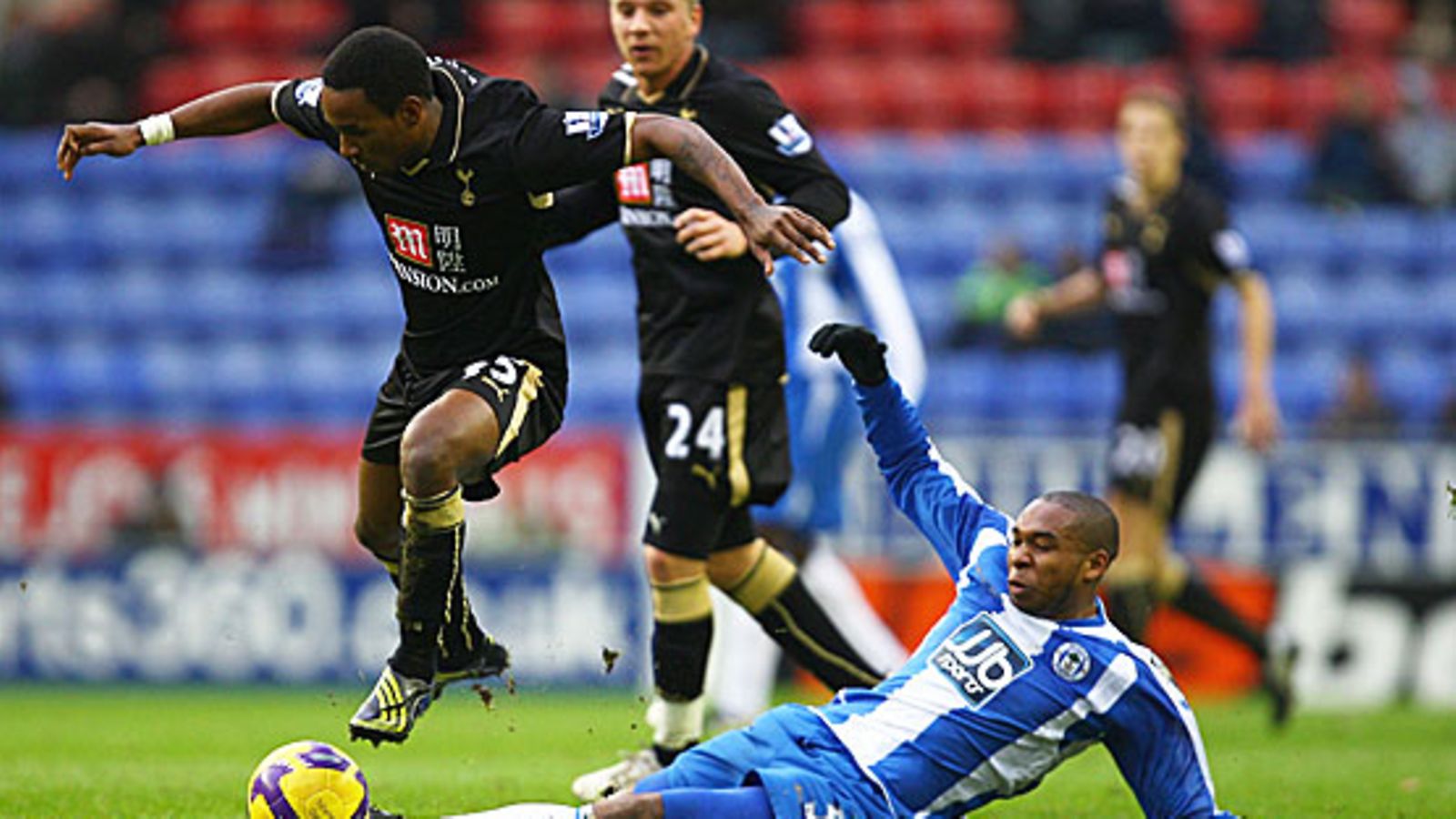 Wilson Palacios taklaa Tottenhamin Jermaine Defoeta. Kuva: Laurence Griffiths/GETTY.