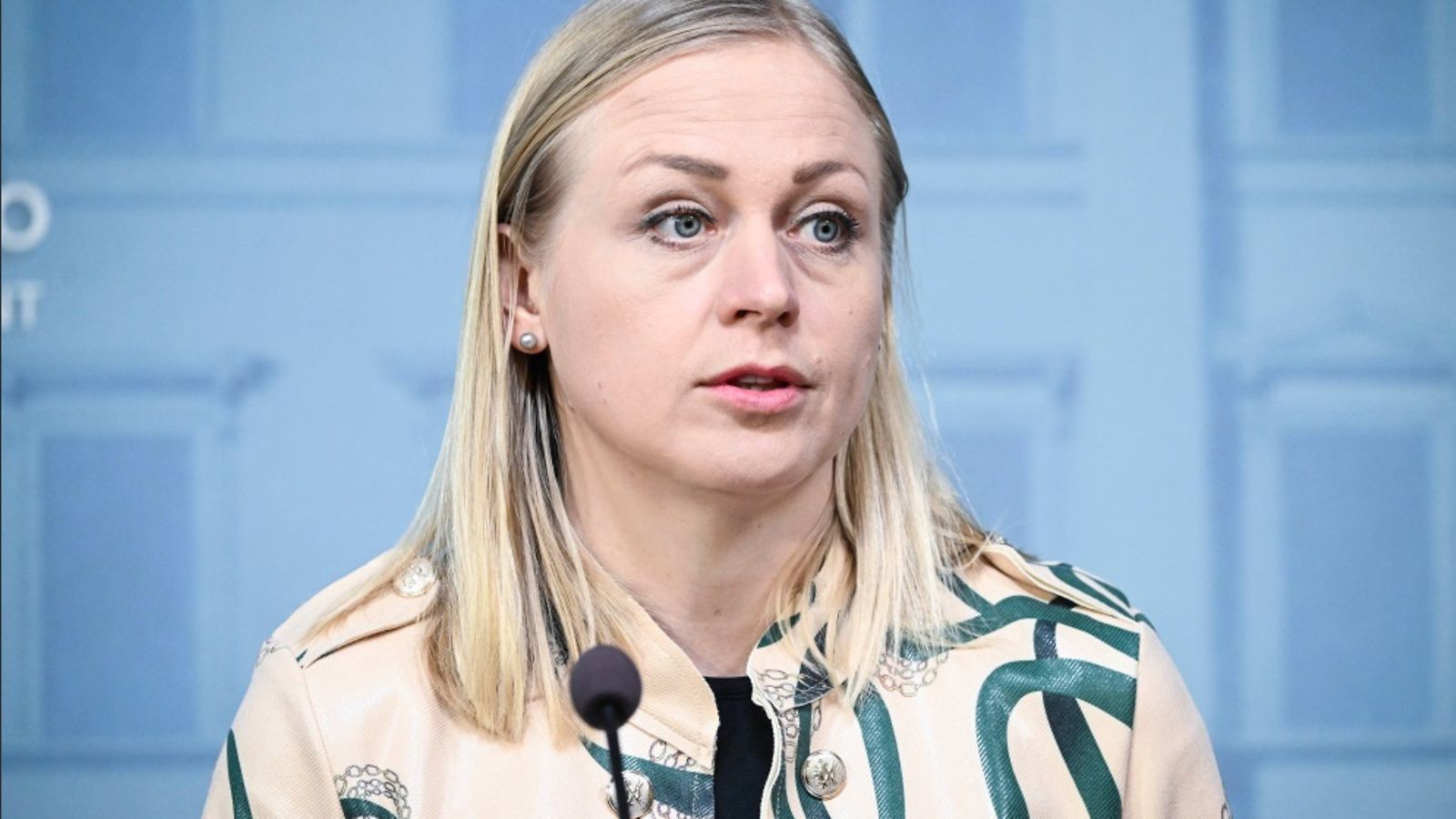 Ulkoministeri Elina Valtonen hallituksen tiedotustilaisuus puolustusmäärärahojen nostosta ja Ottawan sopimuksen irtisanomisesta Helsingissä 01.04. 2025.