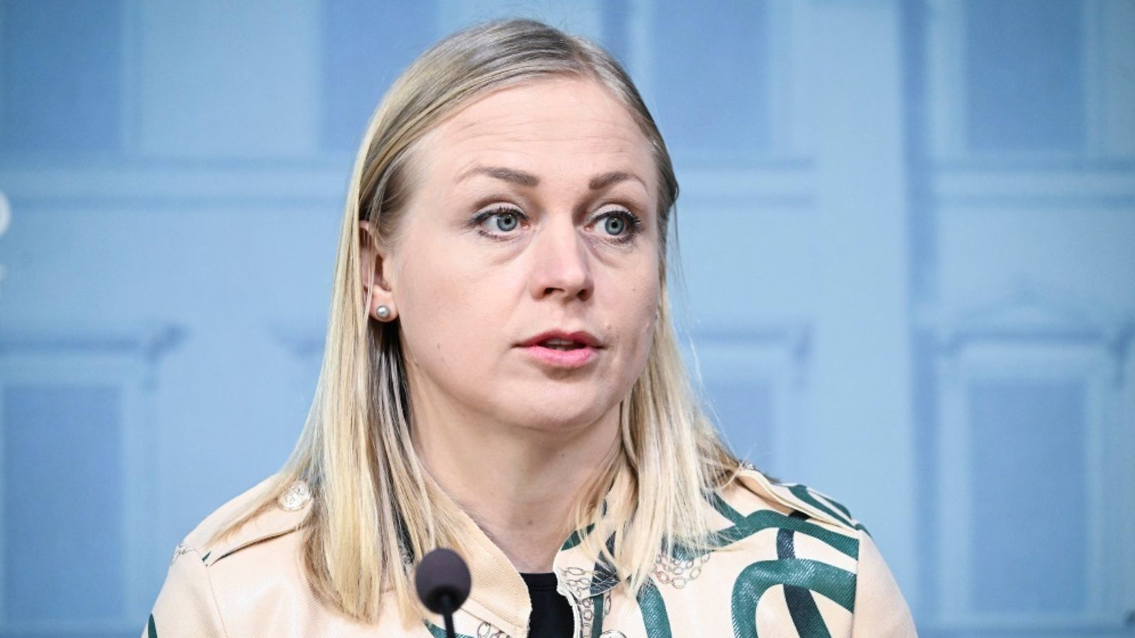 Ulkoministeri Elina Valtonen hallituksen tiedotustilaisuus puolustusmäärärahojen nostosta ja Ottawan sopimuksen irtisanomisesta Helsingissä 01.04. 2025.