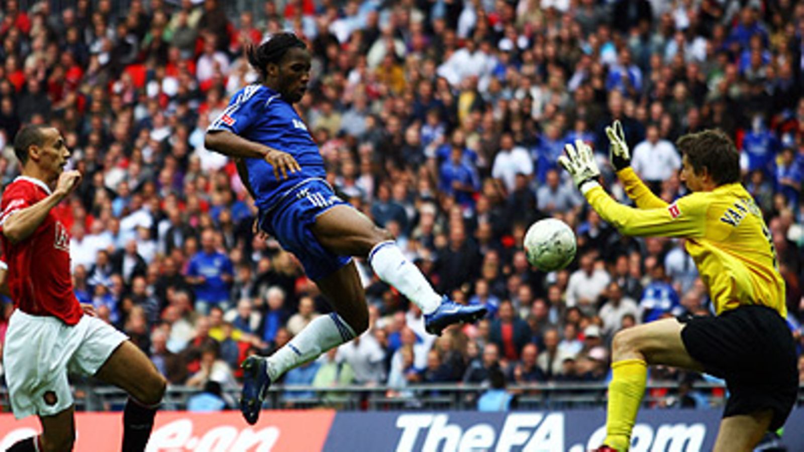 Didier Chelsean Drogba ohittaa  ManU:n Edwin Van Der Sarin FA Cupin finaalissa 19.5.2007. Kuva: Shaun Botterill/GETTY.