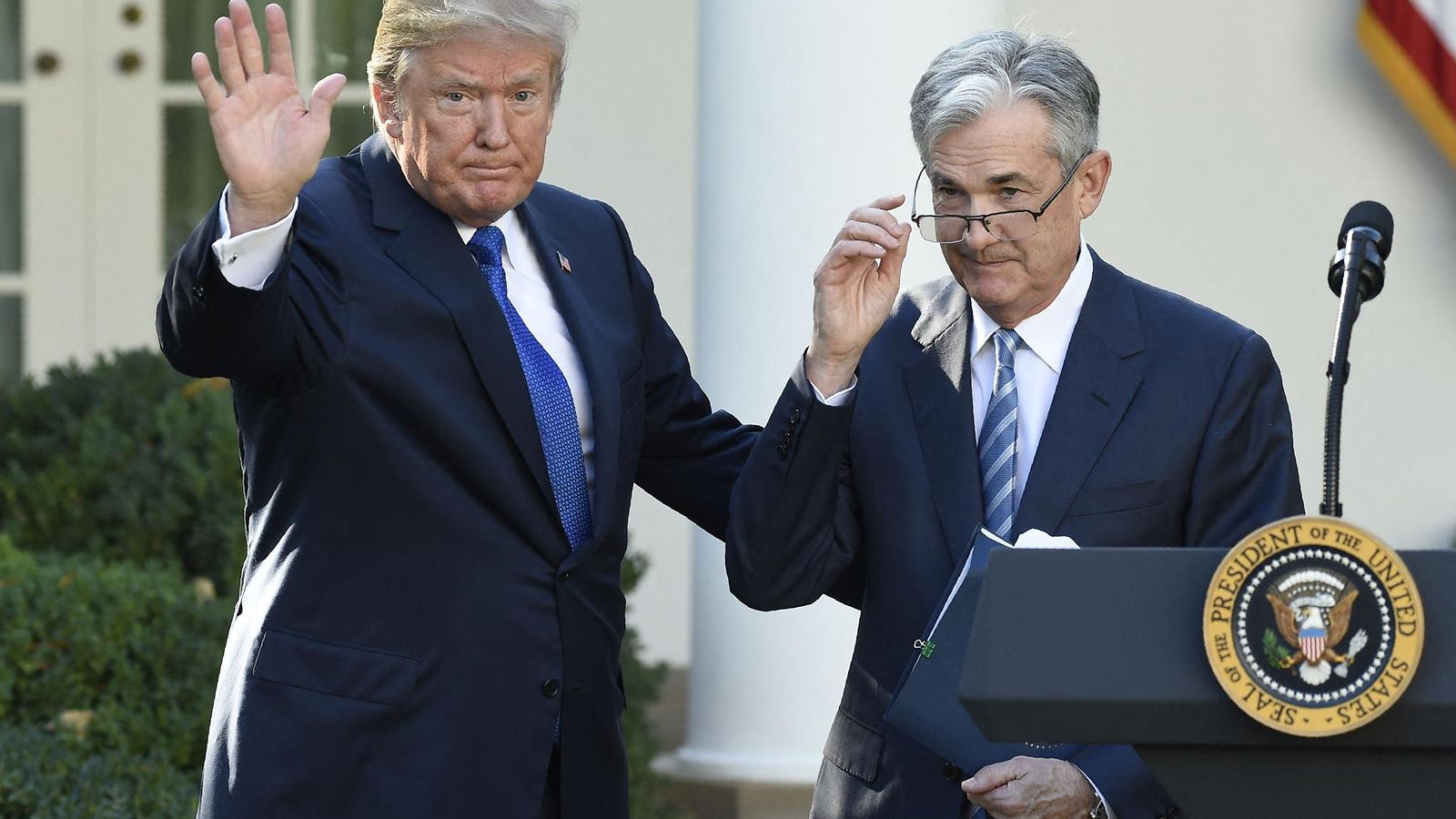 Presidentti Trump ja keskuspankin johtaja Jerome Powell marraskuussa 2017, jolloin Trump nimesi Powellin ehdokkaakseen Fedin johtoon.