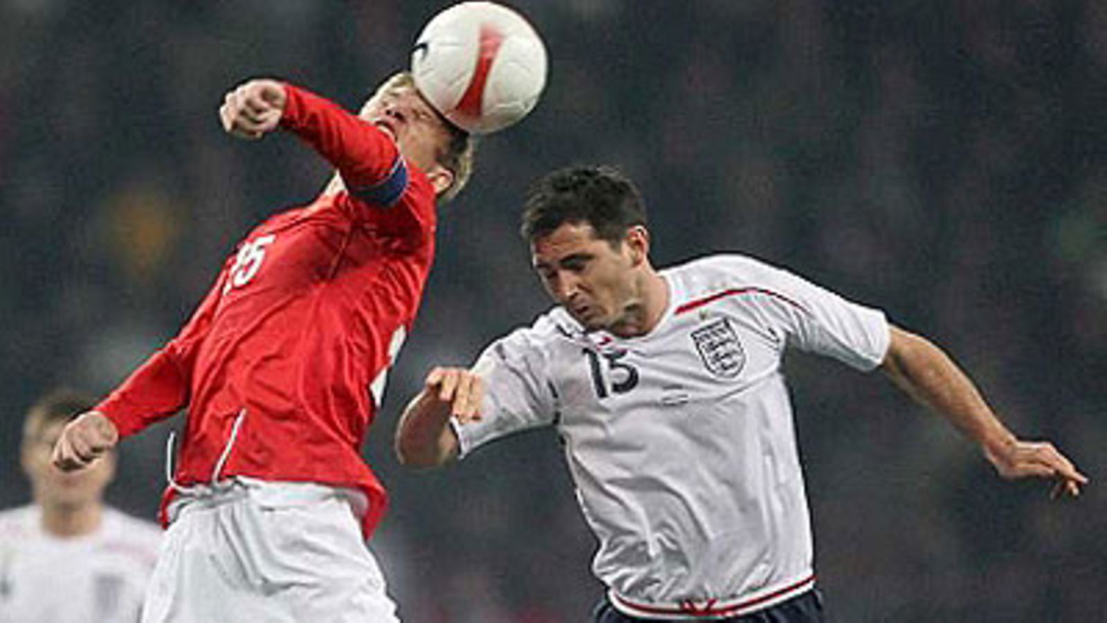 Denis Kolodin, Venäjä (vas.), ja Frank Lampard, Englanti, Photo: Sergei Ilnitski / EPA