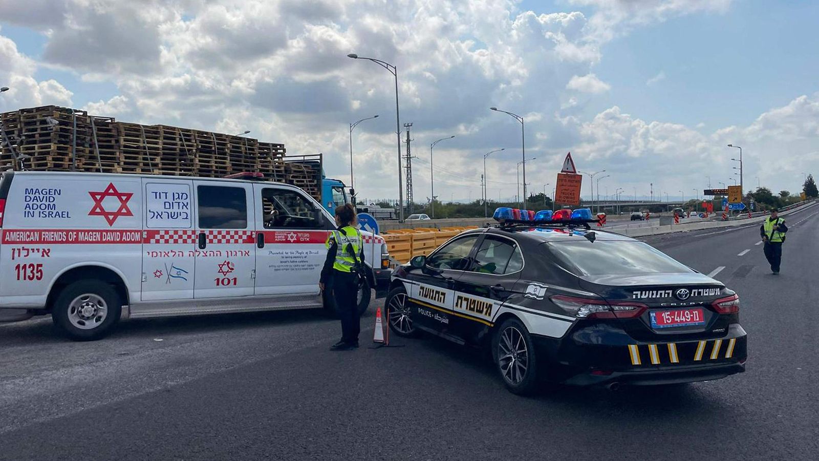 Israelin poliisi ja ambulanssi Ben Gurionin lentokentän sisäänkäynnillä sen jälkeen, kun kentän lähistölle osui Jemenistä laukaistu ohjus 4. toukokuuta 2025.