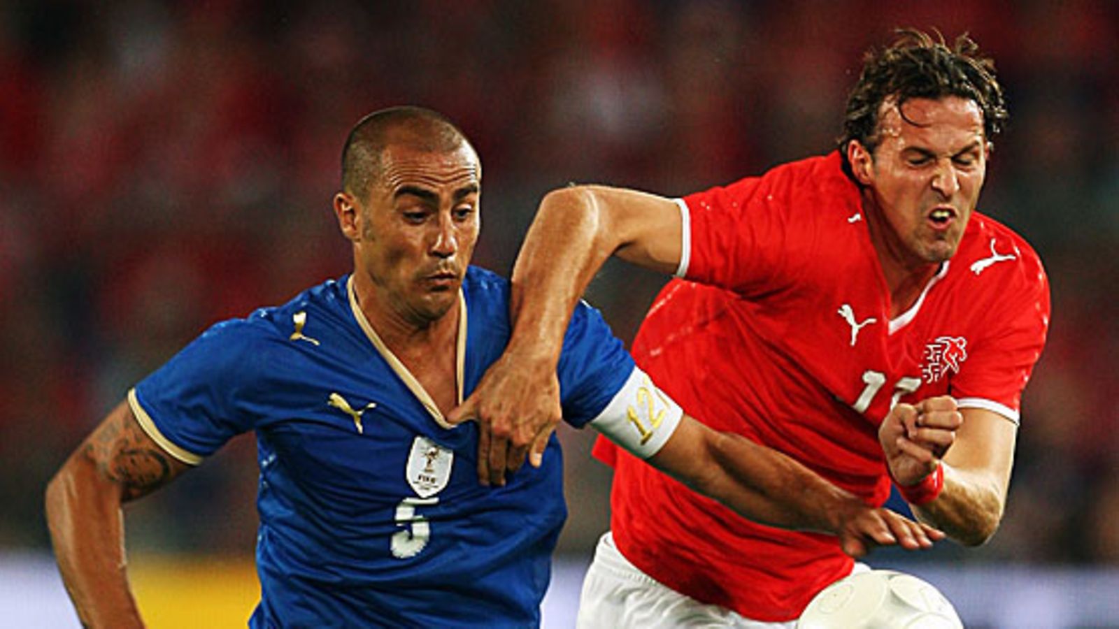 Marco Streller haluaa Fabio Cannavaron paidan. Kuva: Bryn Lennon/GETTY.