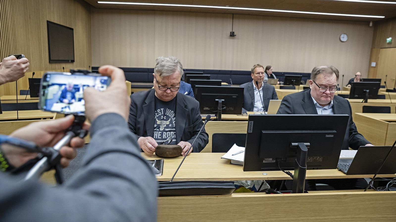 LK 060525 Teknologiayhtiö Uroksen perustaja Jyrki Hallikainen (edessä vas.) ja asianajaja Olli Siponen (oik.) sekä toinen syytetty Tommi Uhari (takana) yhtiön rikosvyyhdin pääkäsittelyssä Oulun käräjäoikeudessa 6. toukokuuta 2025.