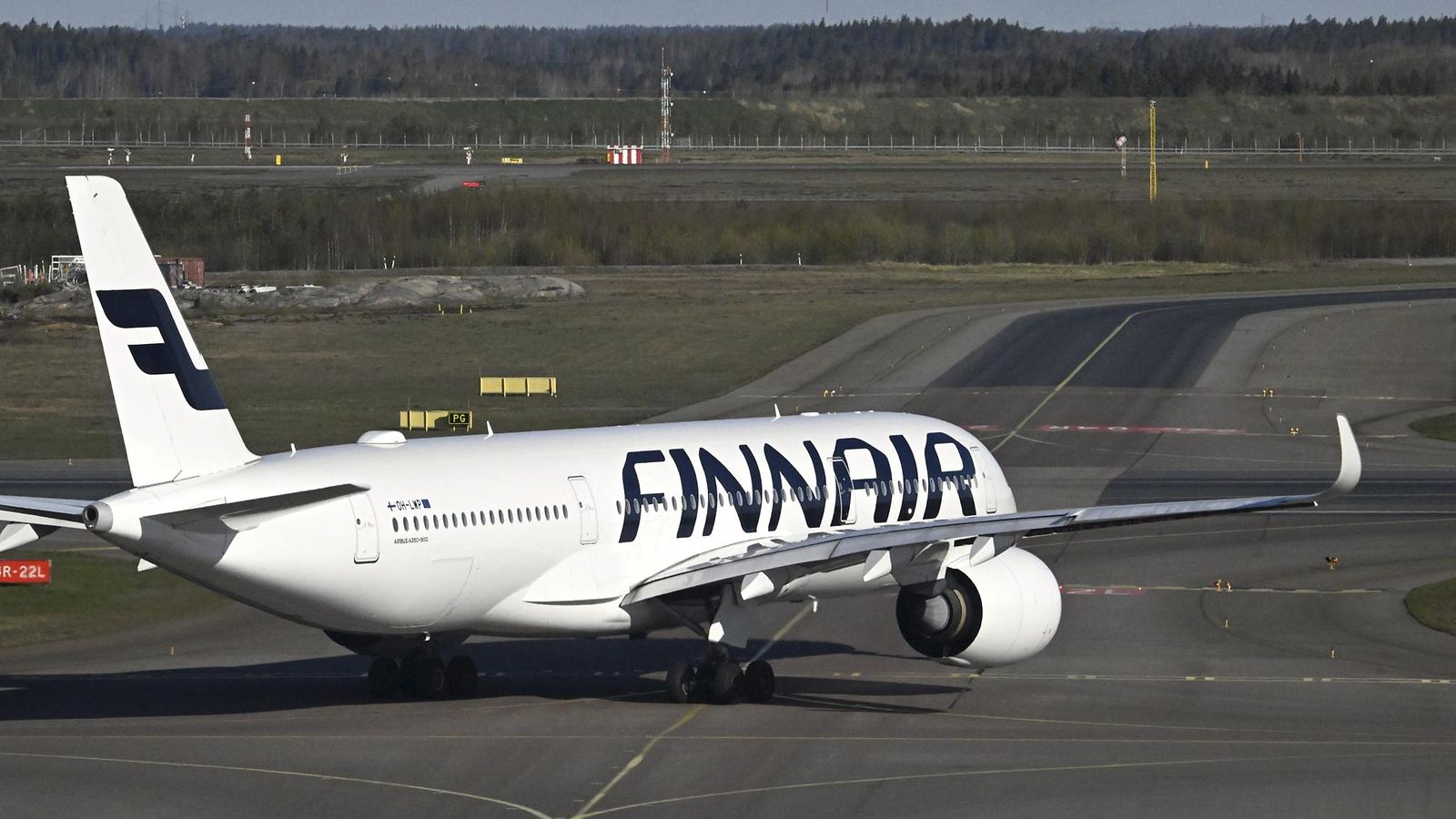 LK 6.5.2025 Lentoyhtiö Finnairin Airbus A350-900 -lentokone Helsinki-Vantaan lentokentällä maanantaina 5. toukokuuta 2025. Ilmailualan Unioni ilmoitti uusista työnseisauksista maanantaille.