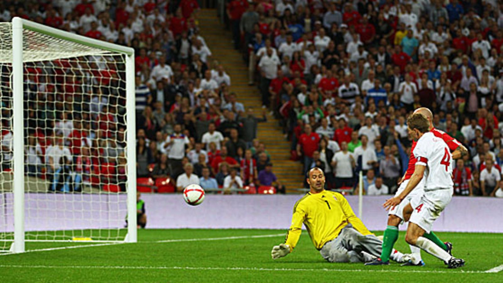 Steven Gerrard osuu Unkarin verkkoon, kuva: Richard Heathcote/Getty Images