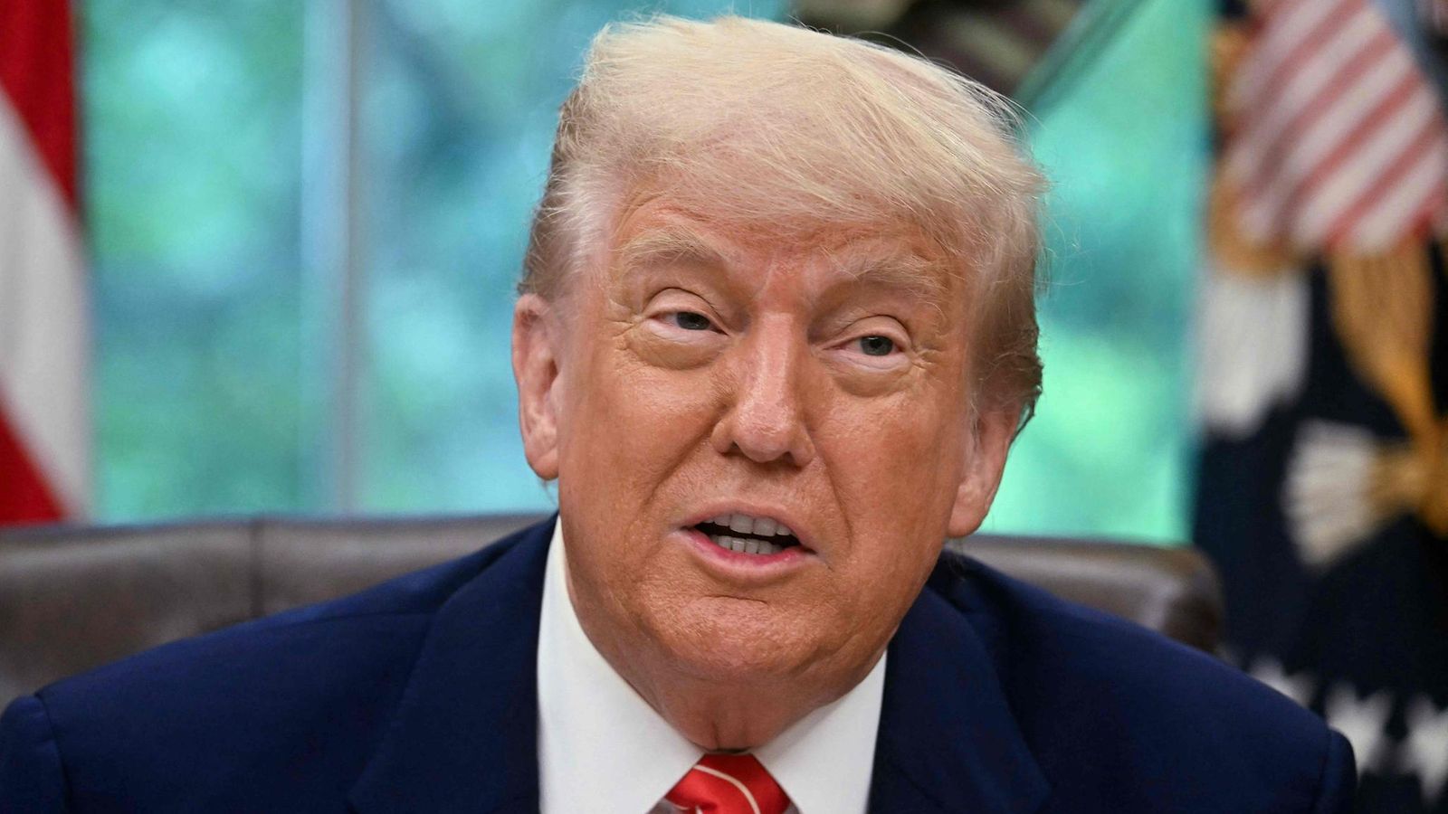 Donald Trump Valkoisessa talossa 8. toukokuuta 2025
