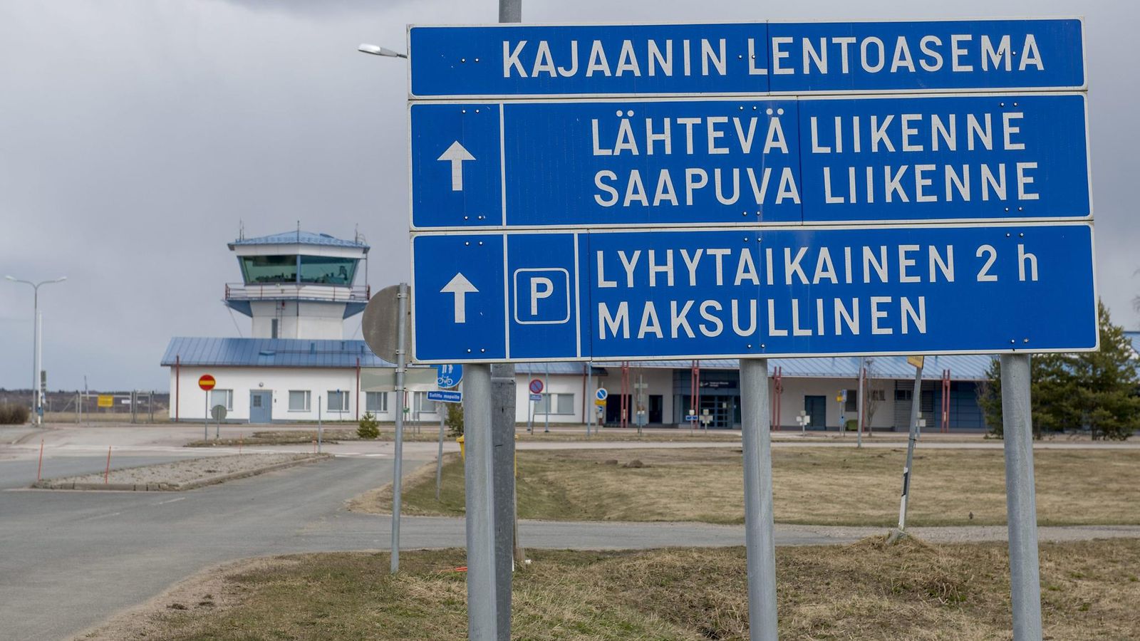 LK 110525 Kajaanin lentoaseman opastekyltti sunnuntaina 17. toukokuuta 2020.
