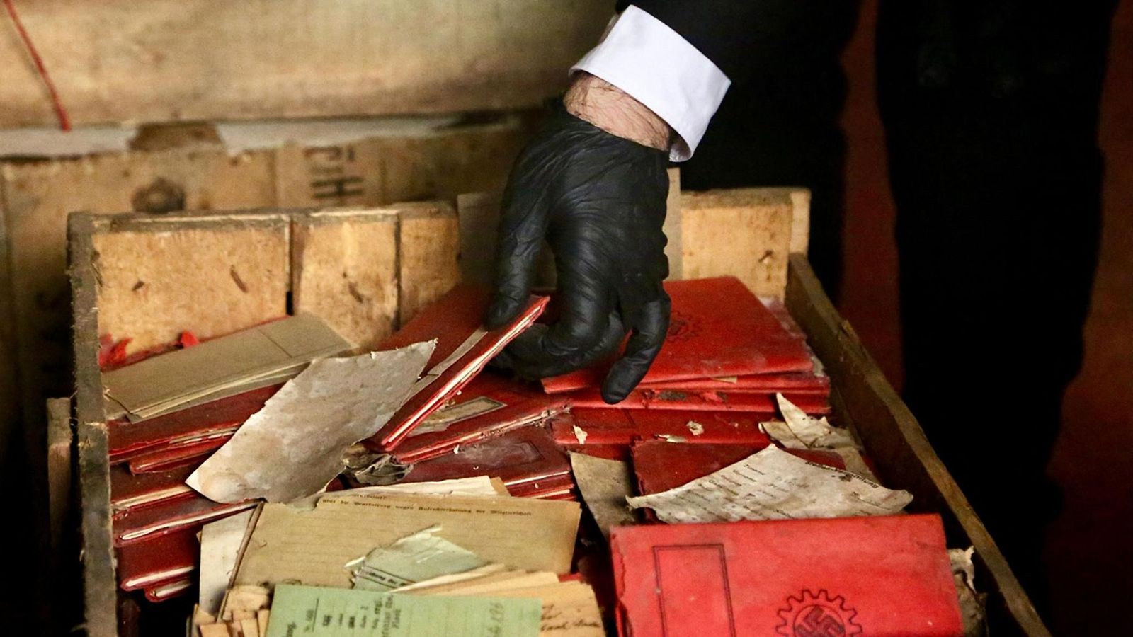 LK 12.5.2025 Argentiinan korkein oikeus julkaisi sunnuntaina kuvia natsidokumenteista, joita on säilytetty laatikoissa Buenos Airesissa sijaitsevan oikeuspalatsin kellarissa.