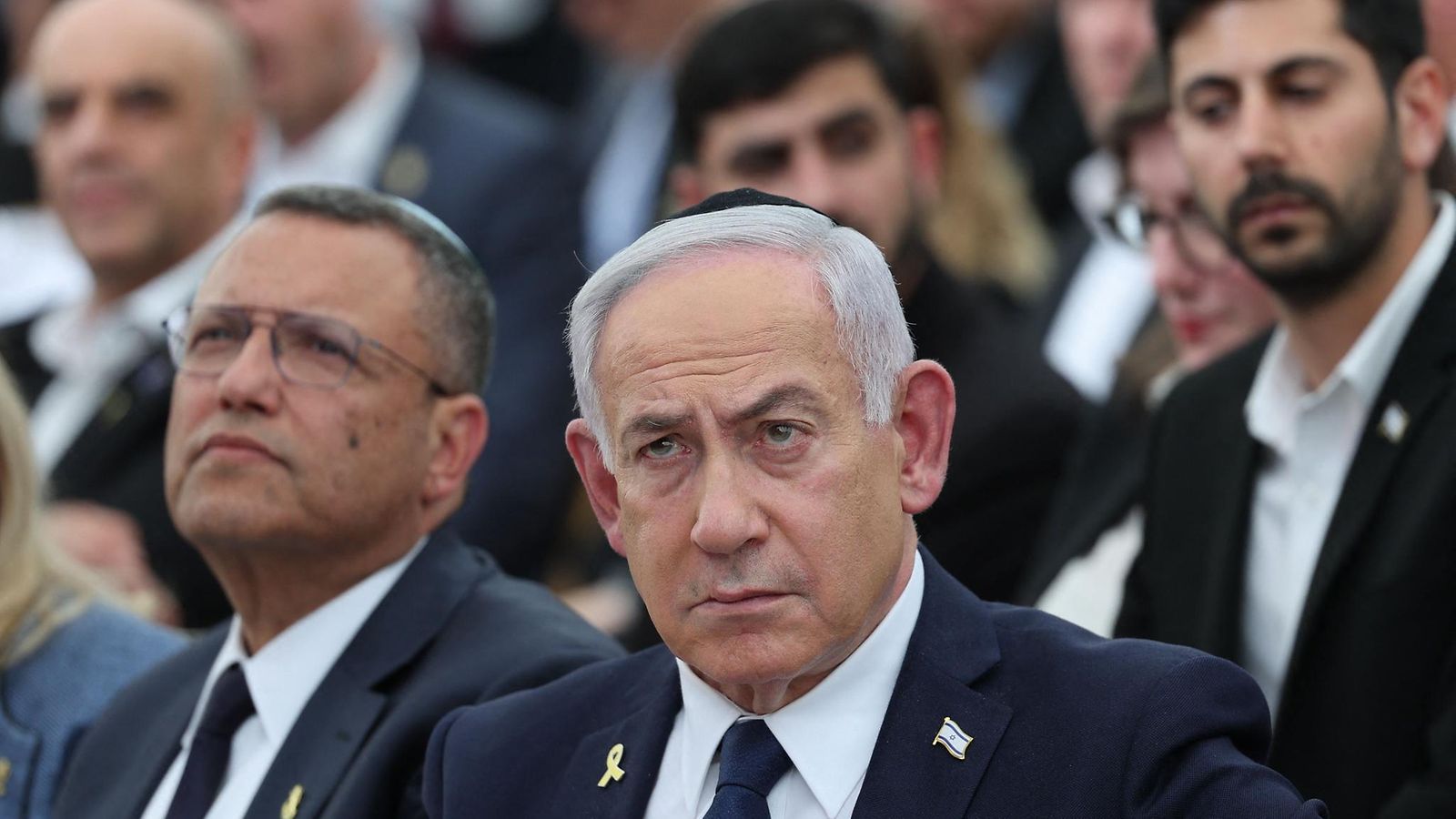 Israelin pääministeri Benjamin Netanjahu kaatuneitten sotilaitten muistotilaisuudessa huhtikuussa 2025