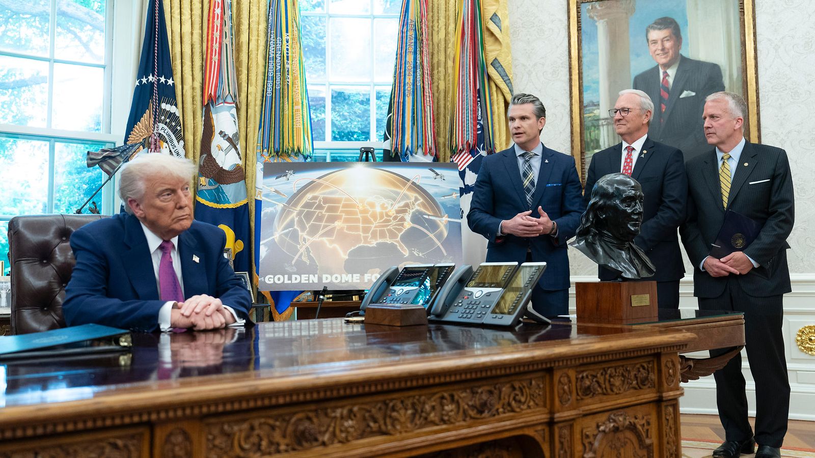 Yhdysvaltain presidentti Donald J. Trump ilmoitti Kultakupoli -ohjuspuolustuskilven etenemisestä Valkoisessa talossa tiistaina. Kuvassa myös Yhdysvaltain puolustusministeri Pete Hegseth, senaattori Kevin Cramer ja senaattori Dan Sullivan.