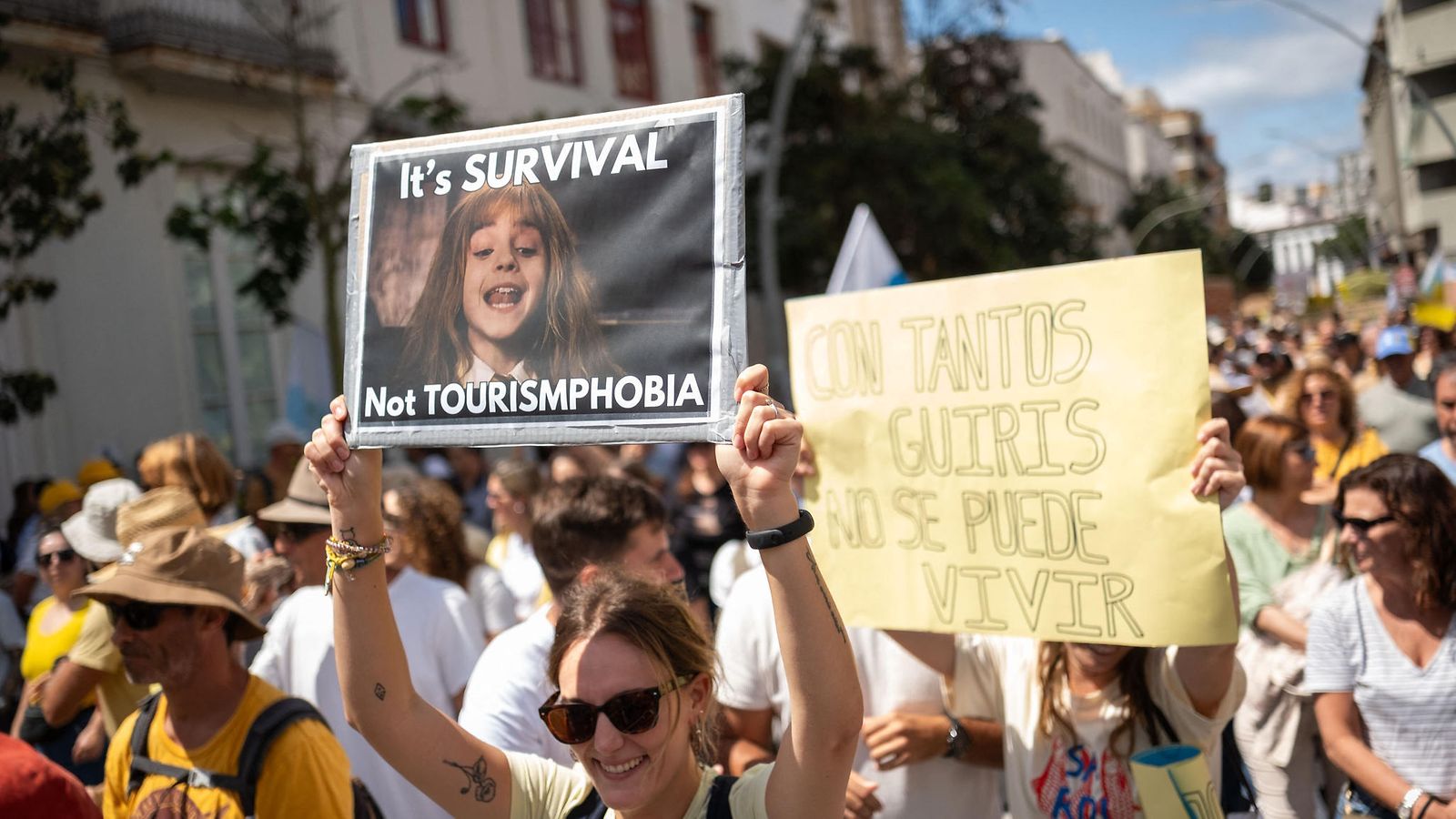 Tuhannet ihmiset vastustivat massaturismia Kanariansaarten Teneriffalla, Espanjassa 18. toukokuuta 2025.
