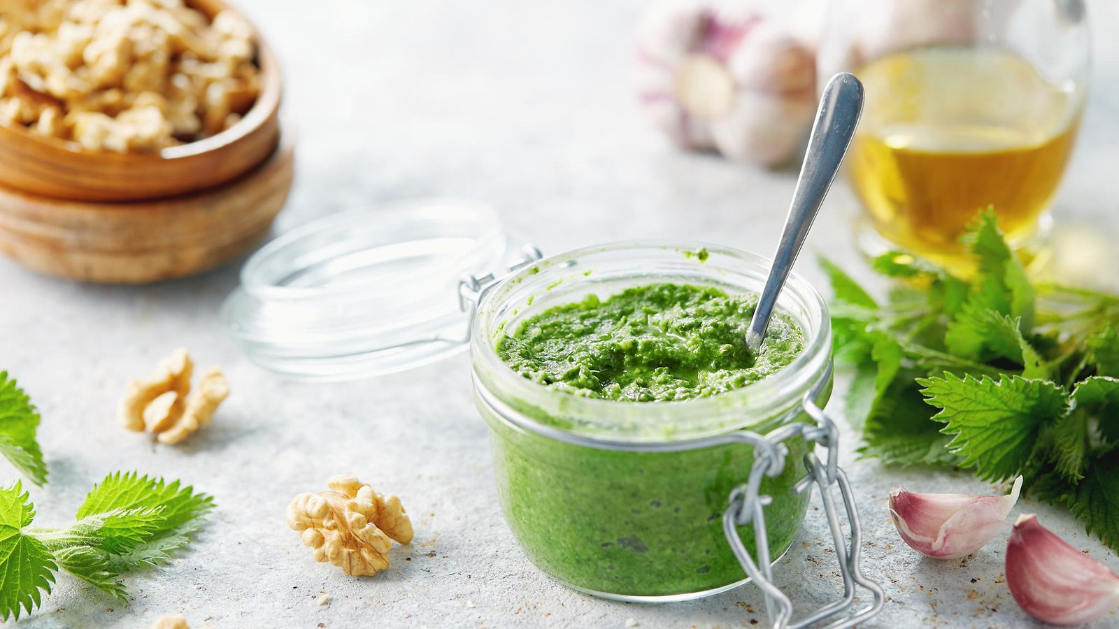 Pesto nokkonen villiyrtit
