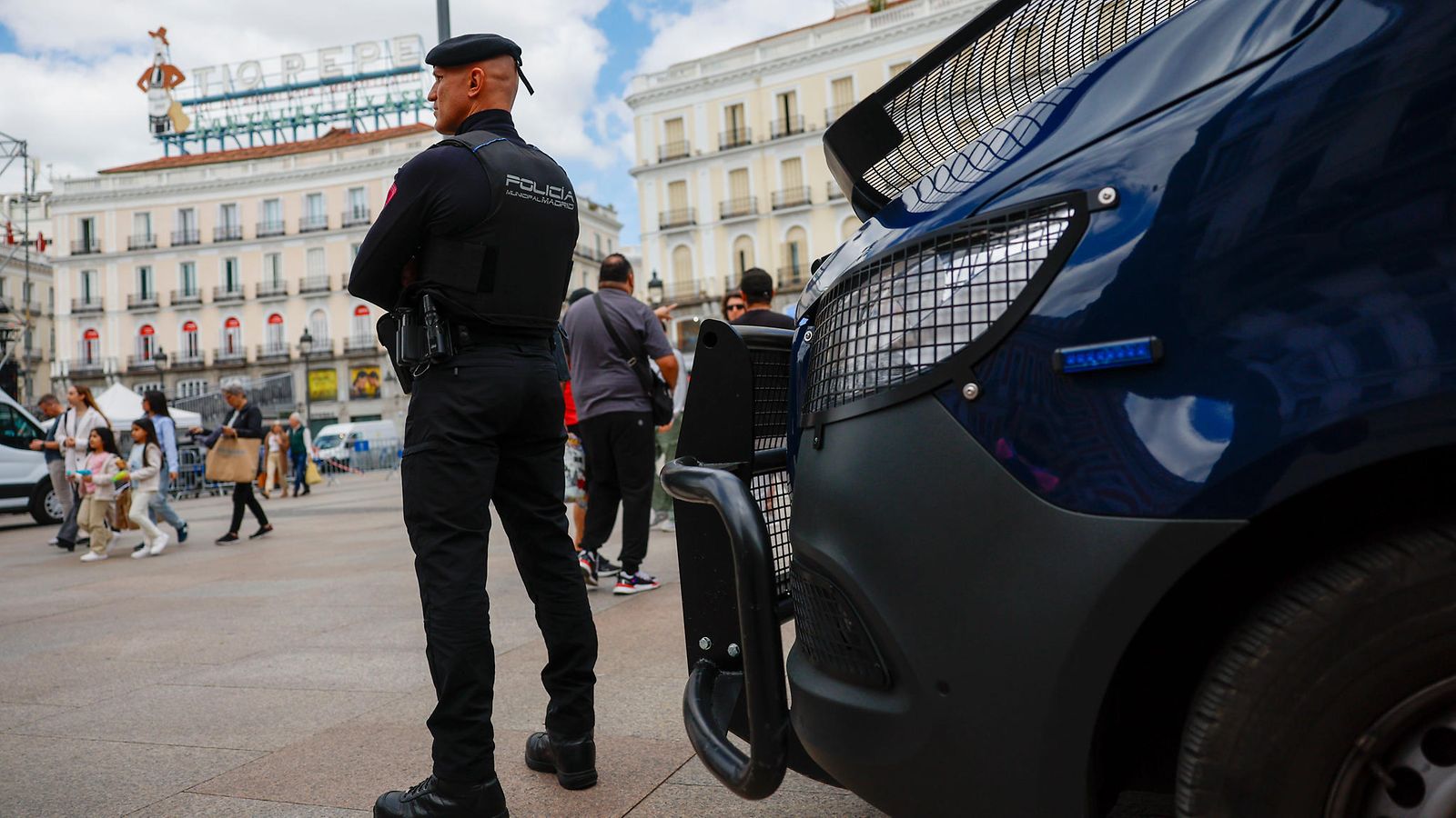 Poliisi seisoo vartiossa Puerta del Sol -aukiolla Madridin keskustassa Espanjassa 29. huhtikuuta 2025, päivä massiivisen sähkökatkoksen jälkeen.