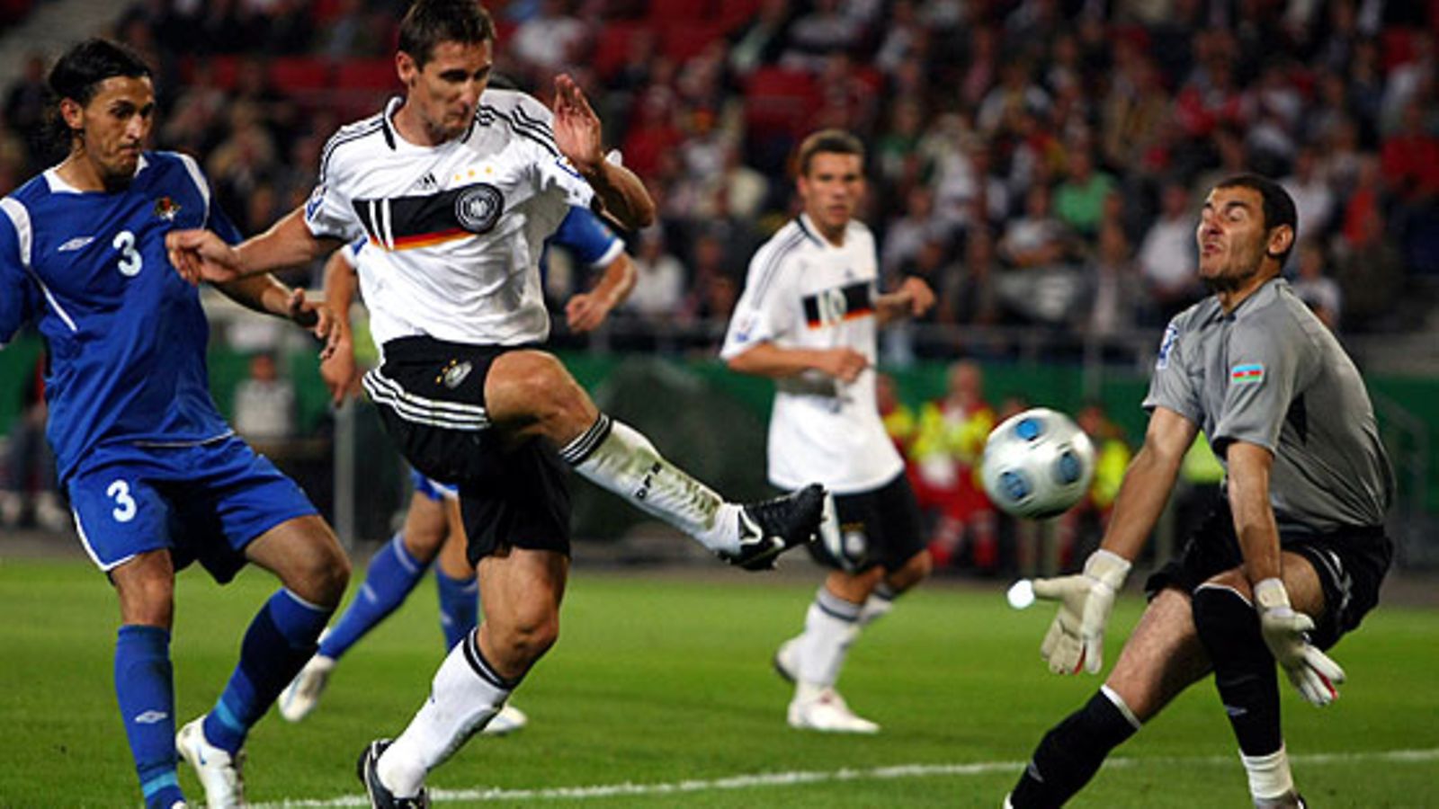 Lukas Podolski niittaa maalin Saksalle. Kuva: Martin Rose/GETTY.