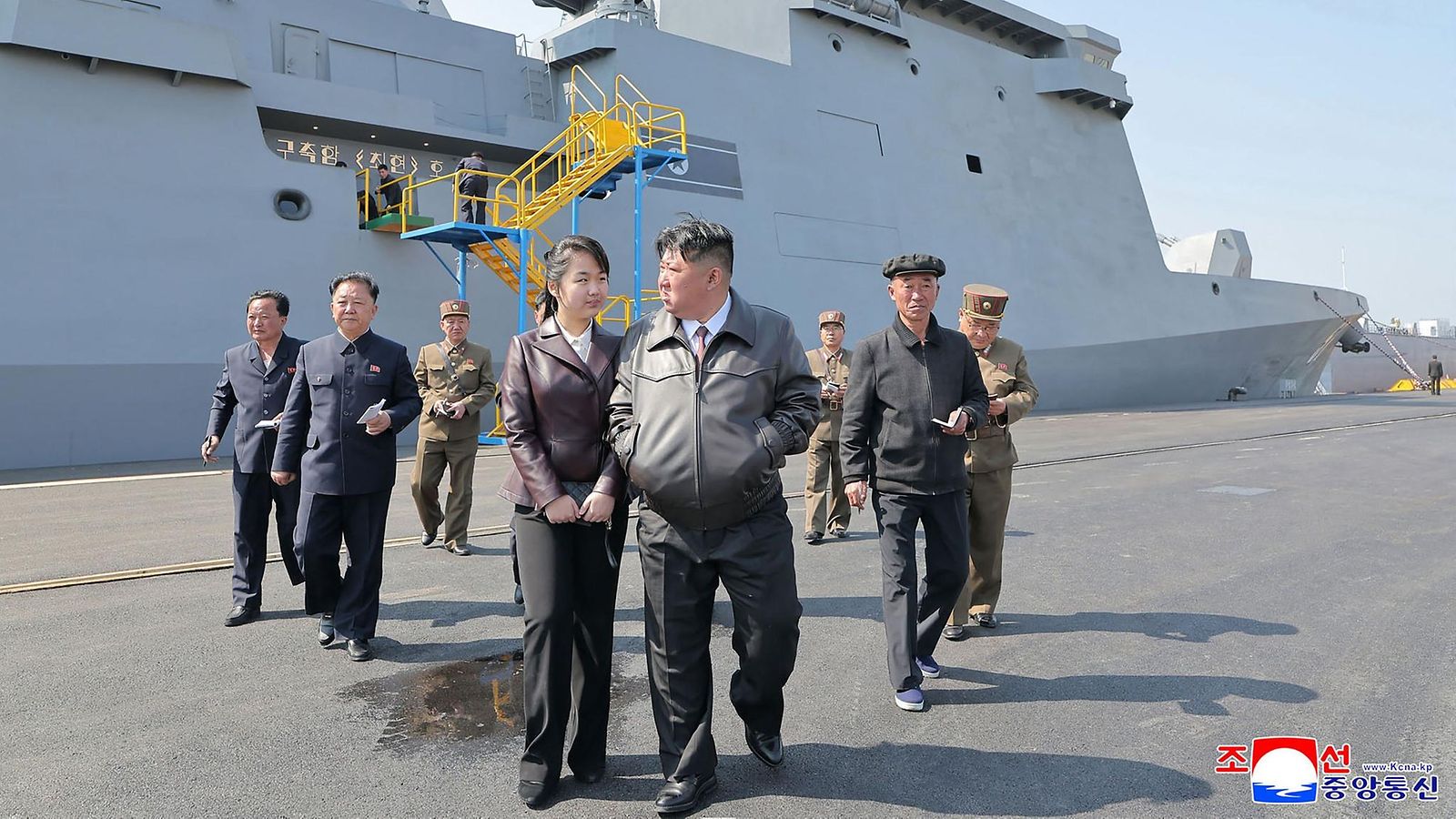 Pohjois-Korean valtiontelevision 30. huhtikuuta 2025 julkaisemassa päiväämättömässä kuvassa johtaja Kim Jong-un ja hänen tyttärensä Ju-ae osallistuivat asejärjestelmän koeammuntaan Pohjois-Korean viimeisimmältä hävittäjäalukselta Choe Hyonilta (takana).