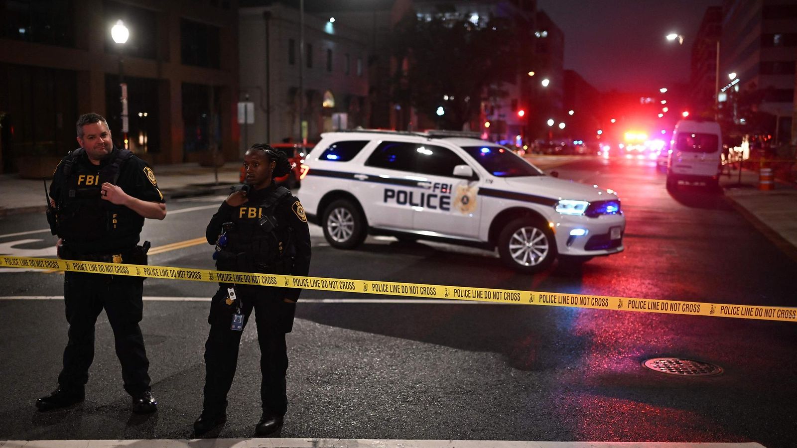 FBI:n agentit eristivät tapahtumapaikan Capital Jewish Museumin ulkopuolella ampumisen jälkeen Washingtonissa 21. toukokuuta 2025.