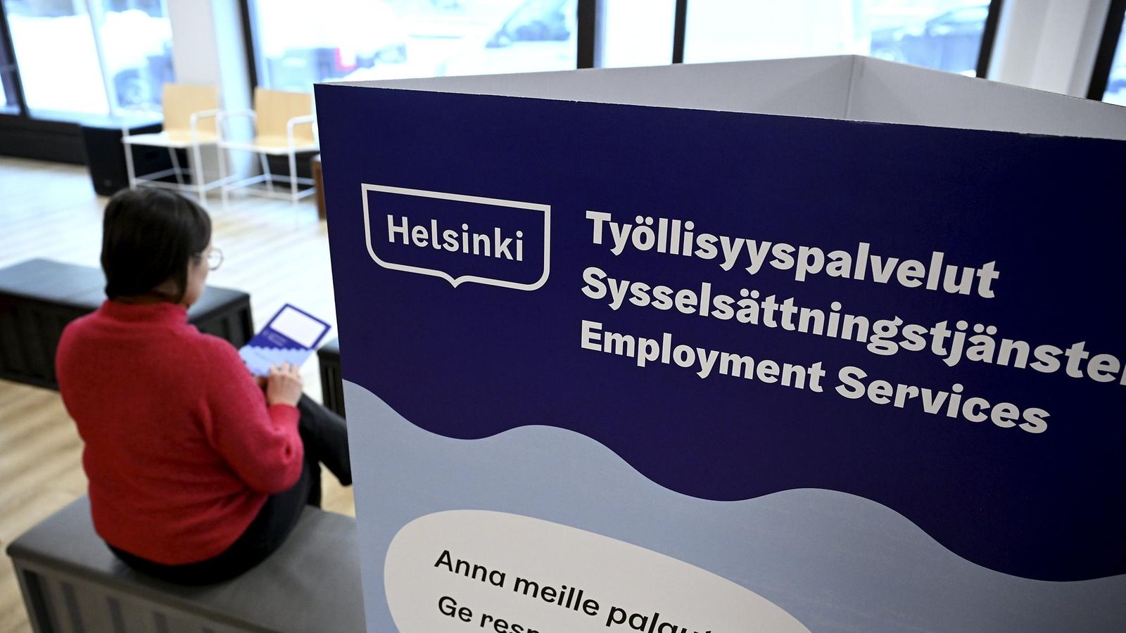 Asiakas Helsingin työllisyyspalveiden toimipisteessä 17. helmikuuta 2025. Vuoden 2025 alusta lähtien TE-palveluiden järjestämisvastuu siirtyi valtiolta kunnille.