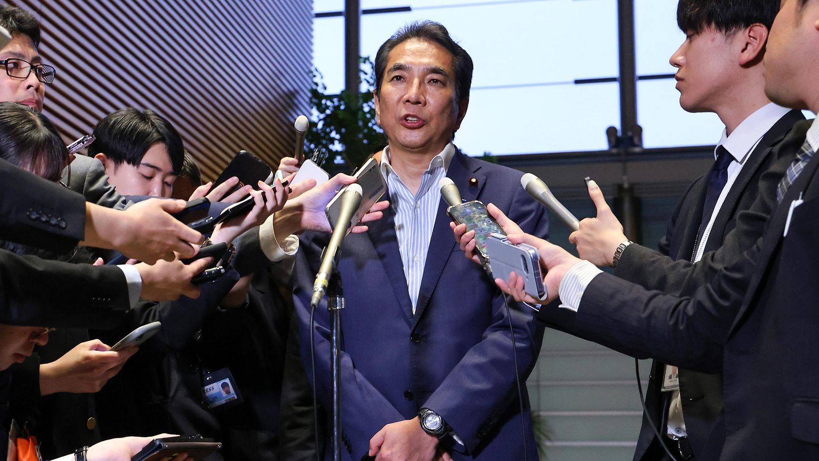Japanin maa-, metsätalous- ja kalastusministeri Taku Eto puhui toimittajille pääministerin kansliassa Tokiossa, Japanissa 19. toukokuuta 2025. Ministeri pyysi anteeksi harkitsematonta vitsiään, "ettei koskaan ole ostanut riisiä".