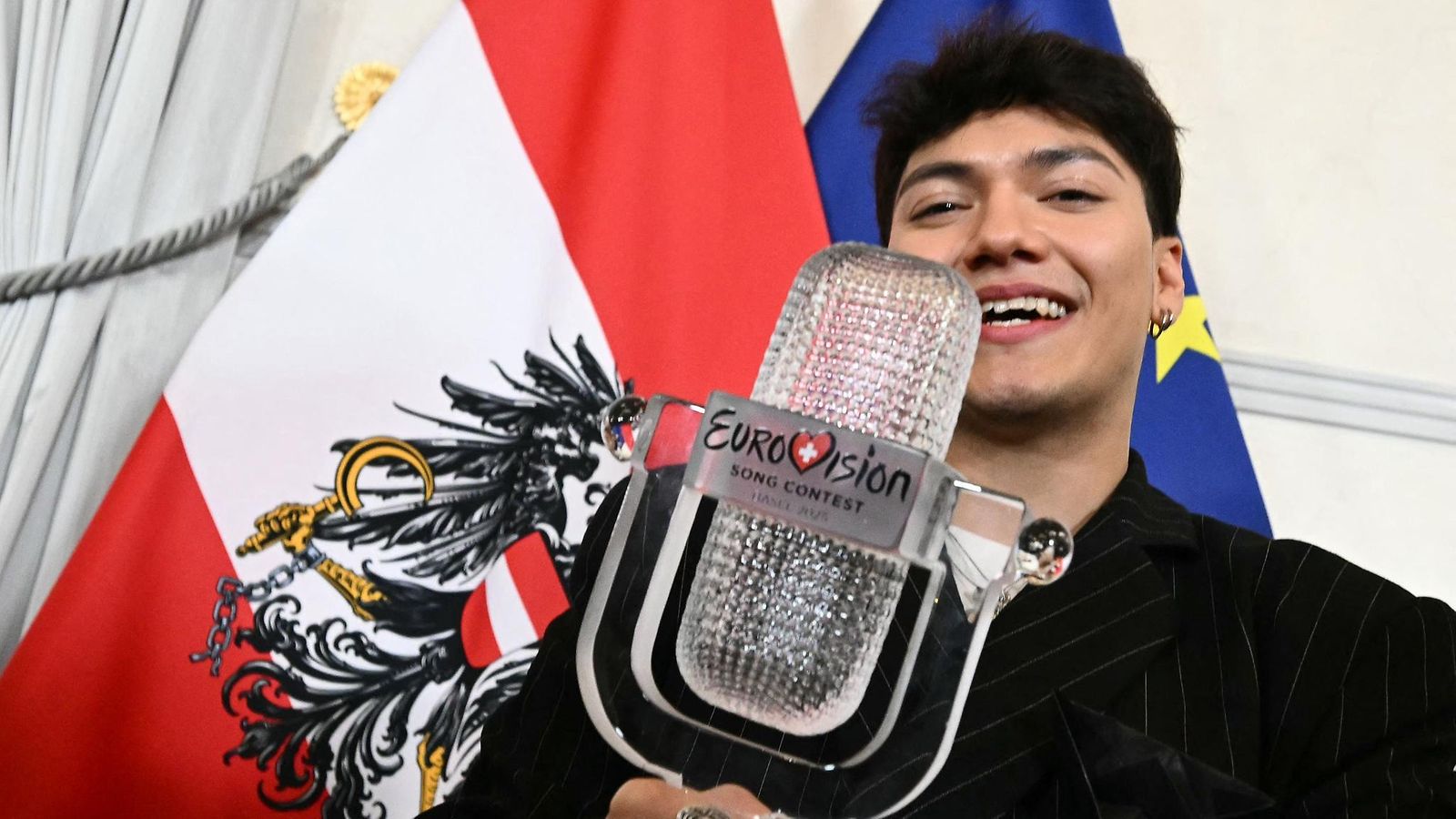 LK 21.5.2025 Itävaltalainen laulaja Johannes Pietsch eli JJ, vuoden 2025 Eurovision laulukilpailun voittaja, poseerasi pokaalinsa kanssa lehdistötilaisuuden jälkeen Wienissä Itävallassa 19. toukokuuta 2025.