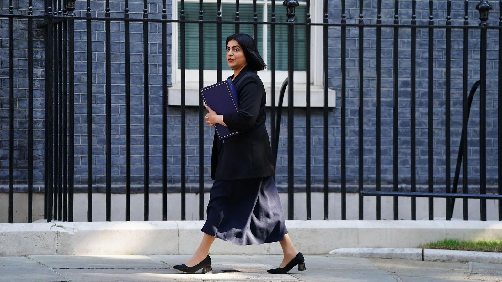 Oikeusministeri Shabana Mahmood saapui Downing Streetille Lontoossa kabinettikokoukseen 20. toukokuuta 2025.