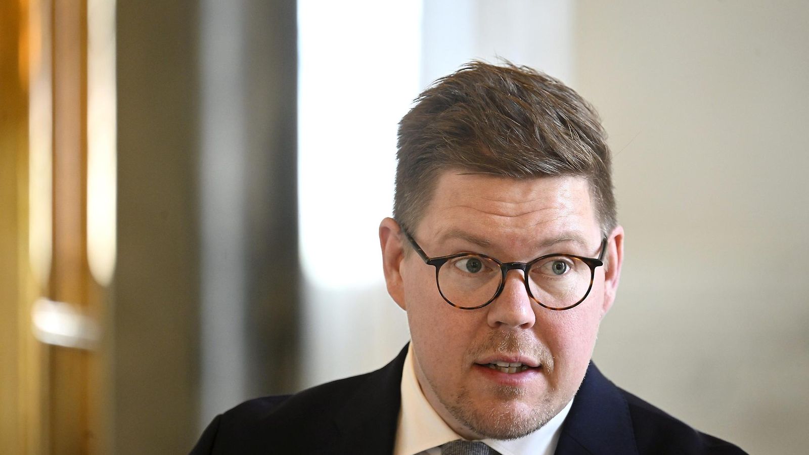 SDP:n puheenjohtaja Antti Lindtman välikysymystä käsittelevässä tiedotustilaisuudessa eduskunnassa Helsingissä 20. toukokuuta 2025.