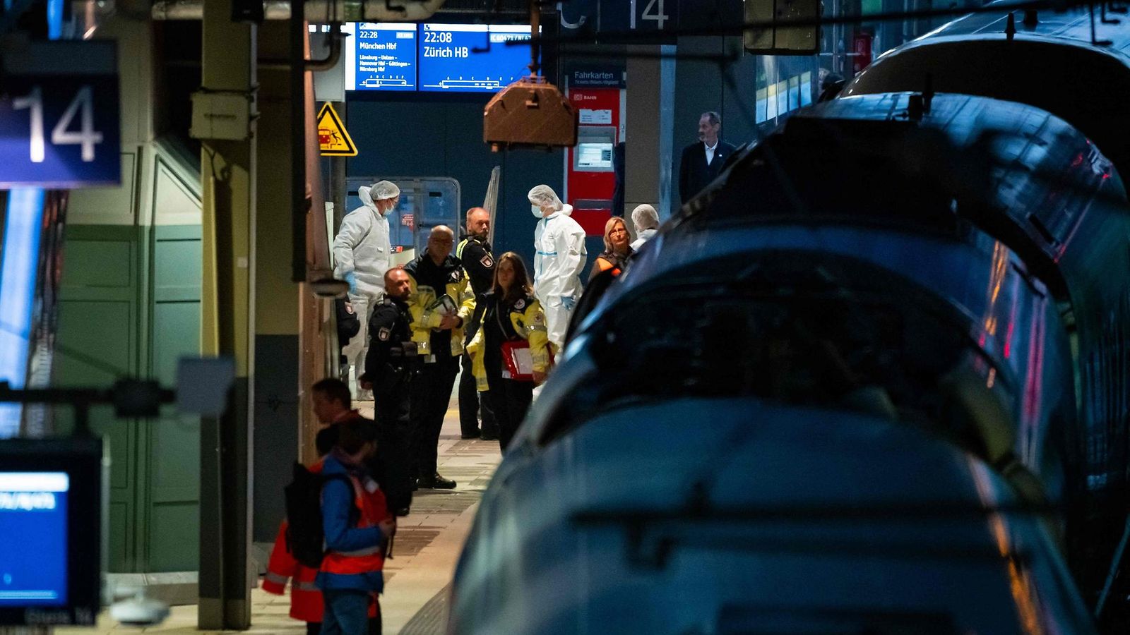 Poliiseja Hampurin päärautatieaseman laiturilla, jossa ainakin 12 ihmistä loukkaantunui veitsihyökkäyksessä 23. toukokuuta 2025.