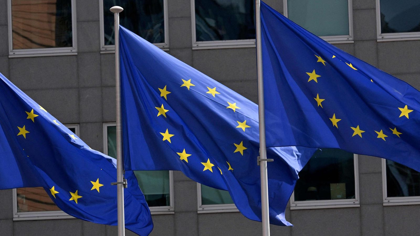 EU:n lippuja EU:n päämajan ulkopuolella Brysselissä 6. toukokuuta 2025