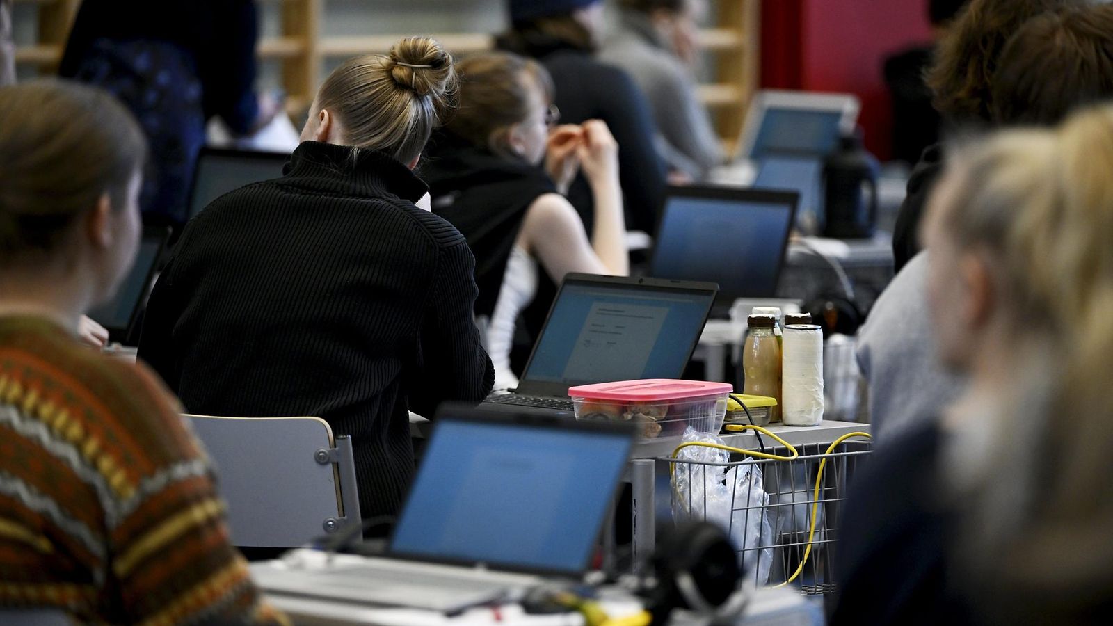 LK 240525 Opiskelijoita ylioppilaskirjoituksissa Töölön yhteiskoulun lukiossa Helsingissä 17. maaliskuuta 2023.
