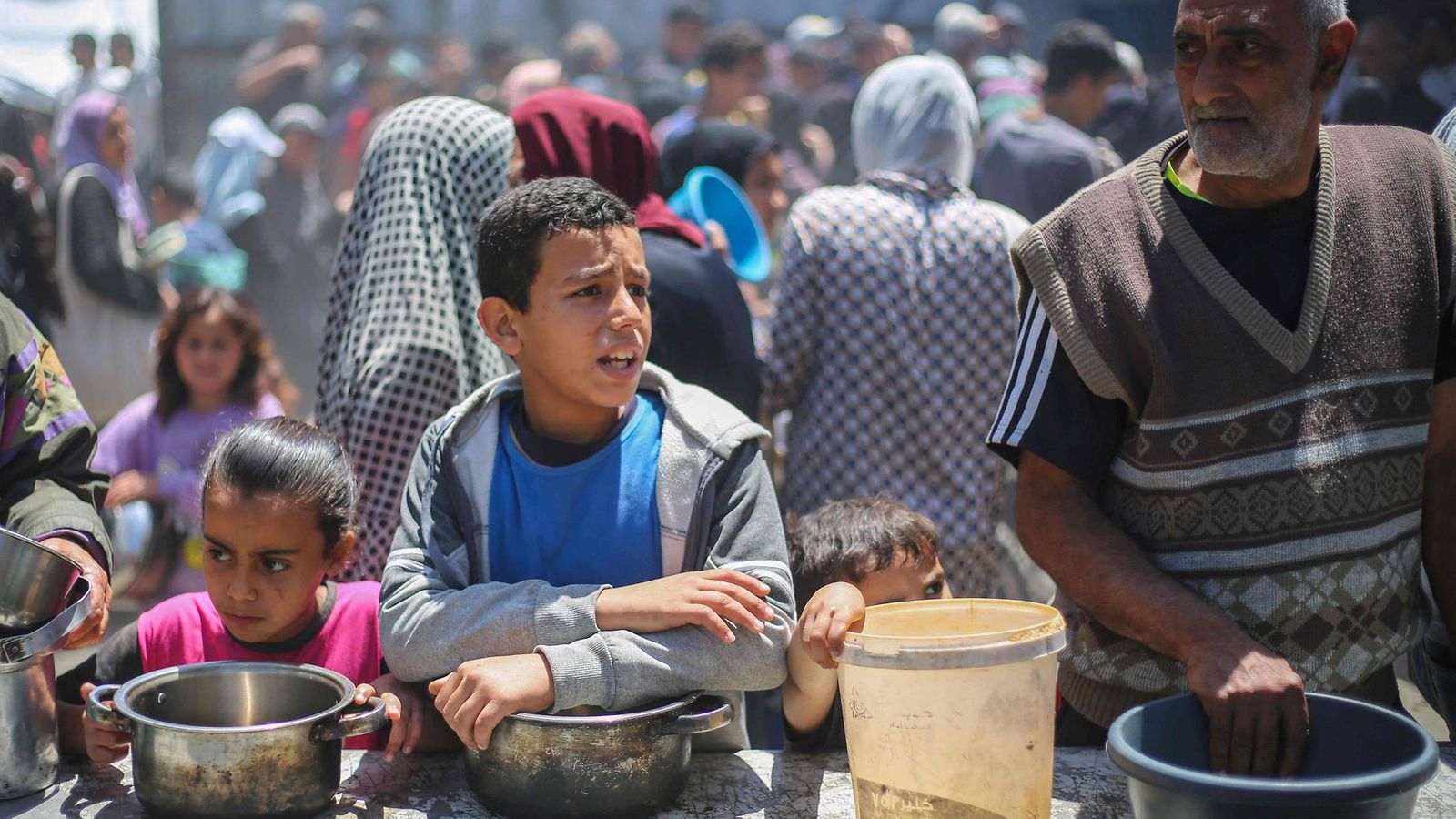 Palestiinalaisia jonottamassa ruokaa Maailman ruokaohjelman pisteellä Nuseiratin pakolaisleirillä Gazassa huhtikuussa 2025
