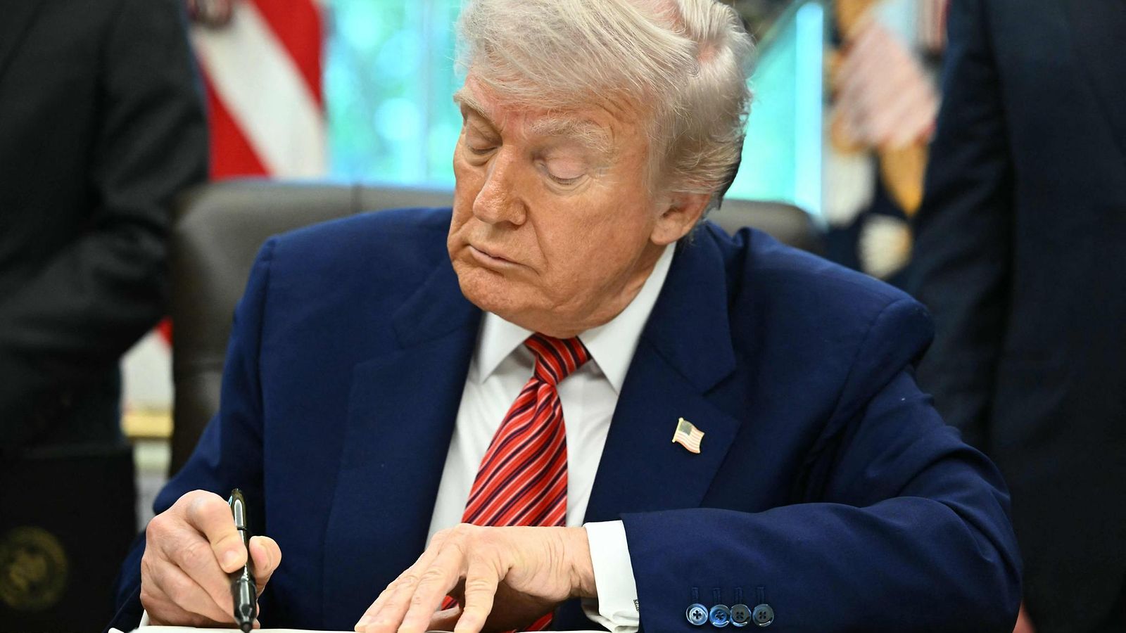 Presidentti Donald Trump allekirjoittaa toimeenpanomääräyksiä Valkoisessa talossa Washingtonissa 23. toukokuuta 2025
