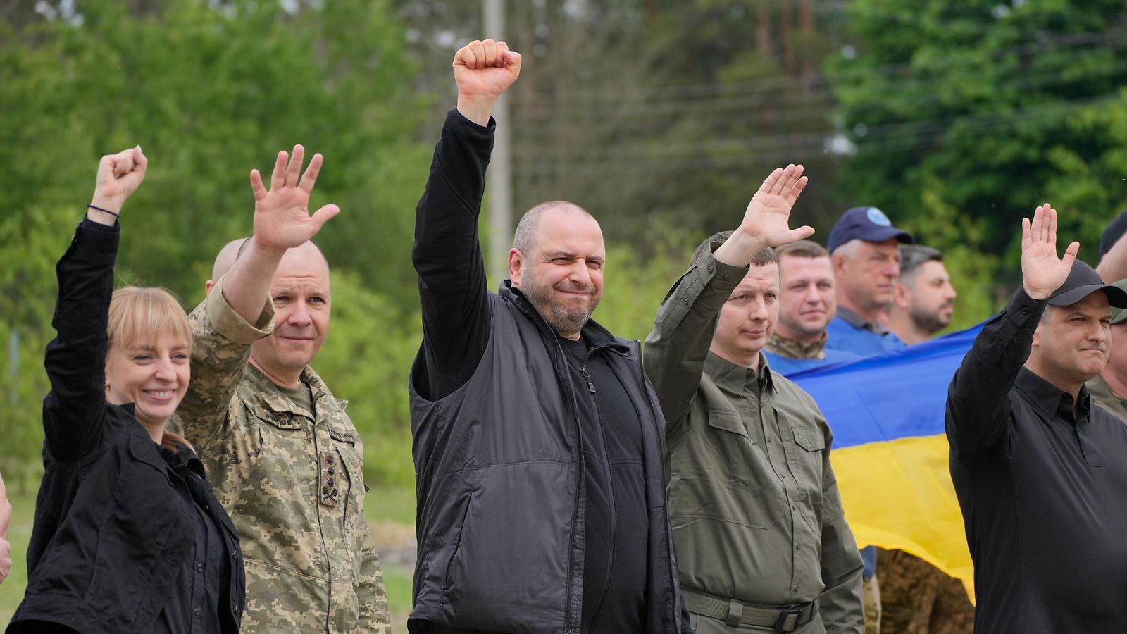 AOP Ukrainalaiskomentajat ja puolustusministeri tervehtivät sotavankeja toukokuussa 2025