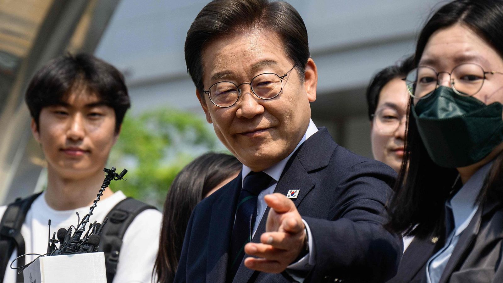 Demokraattipuolueen ehdokas Lee Jae-myung (kesk.).