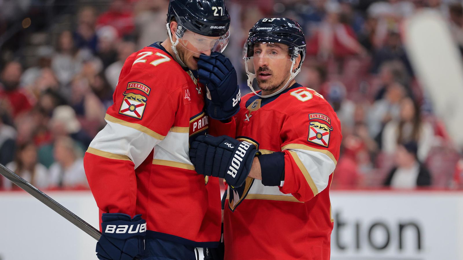 Eetu Luostarinen ja Brad Marchand ovat löytäneet toisensa kaukalossa.