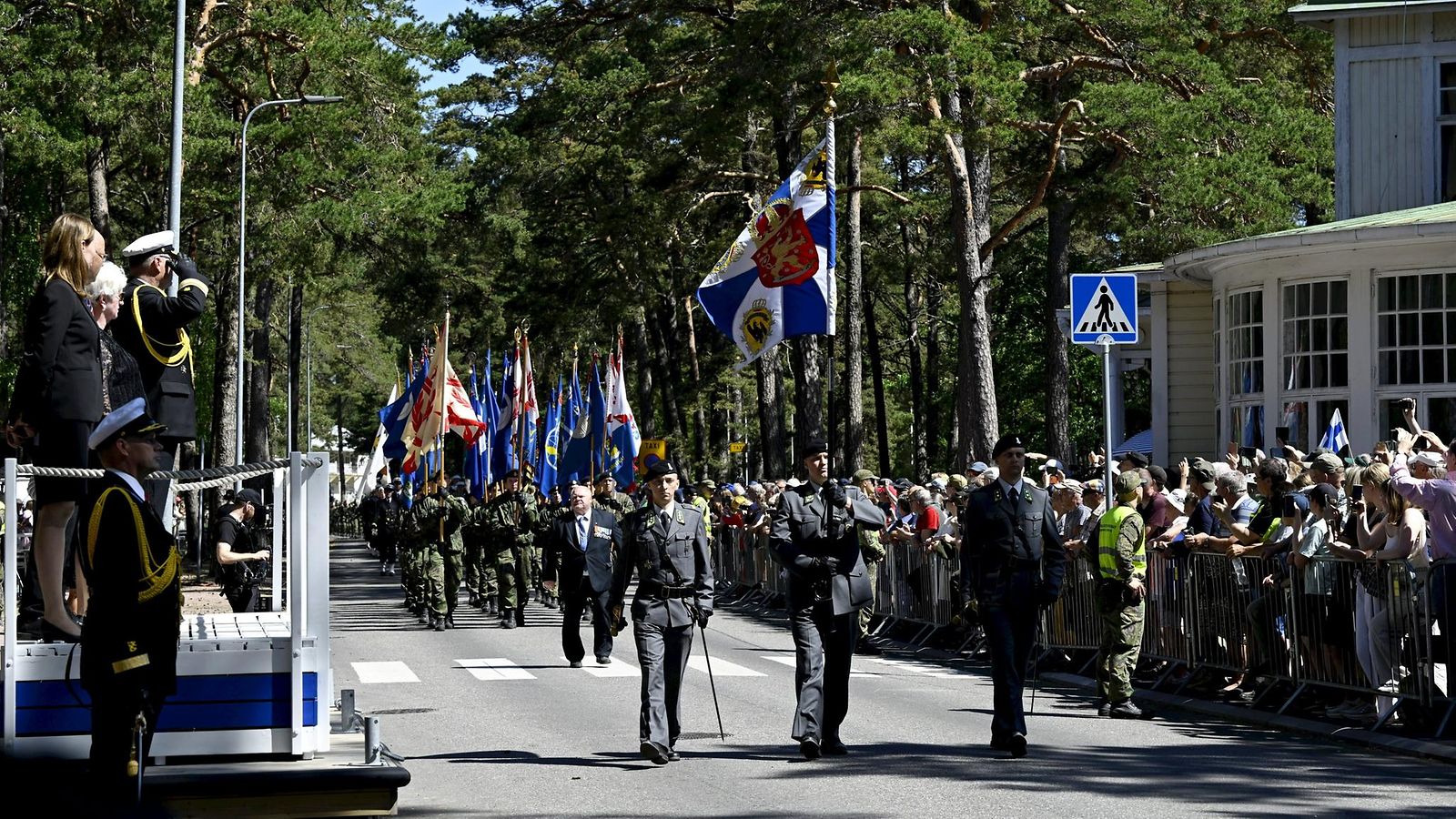 LK Puolustusvoimain lippujuhlan paraati Hangossa