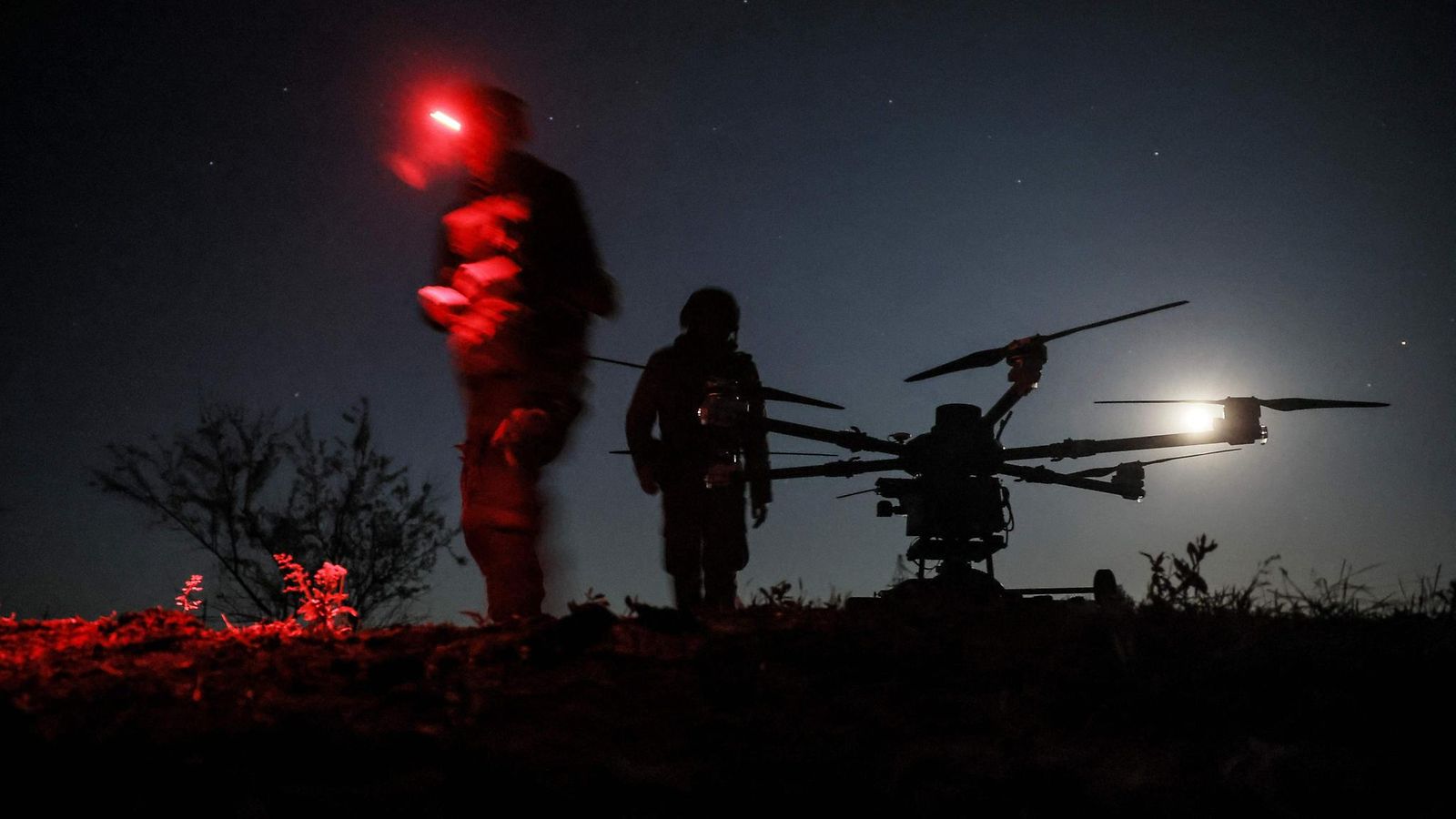 Ukrainan sotilaita ja drooneja 16. toukokuuta julkaistussa kuvassa Donetskissa.