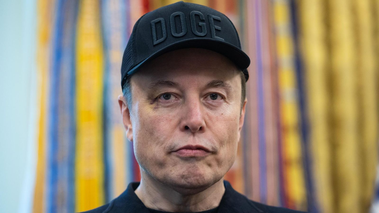 Musk esiintyi silmä mustana ja Doge-lippis päässä Oval officessa.