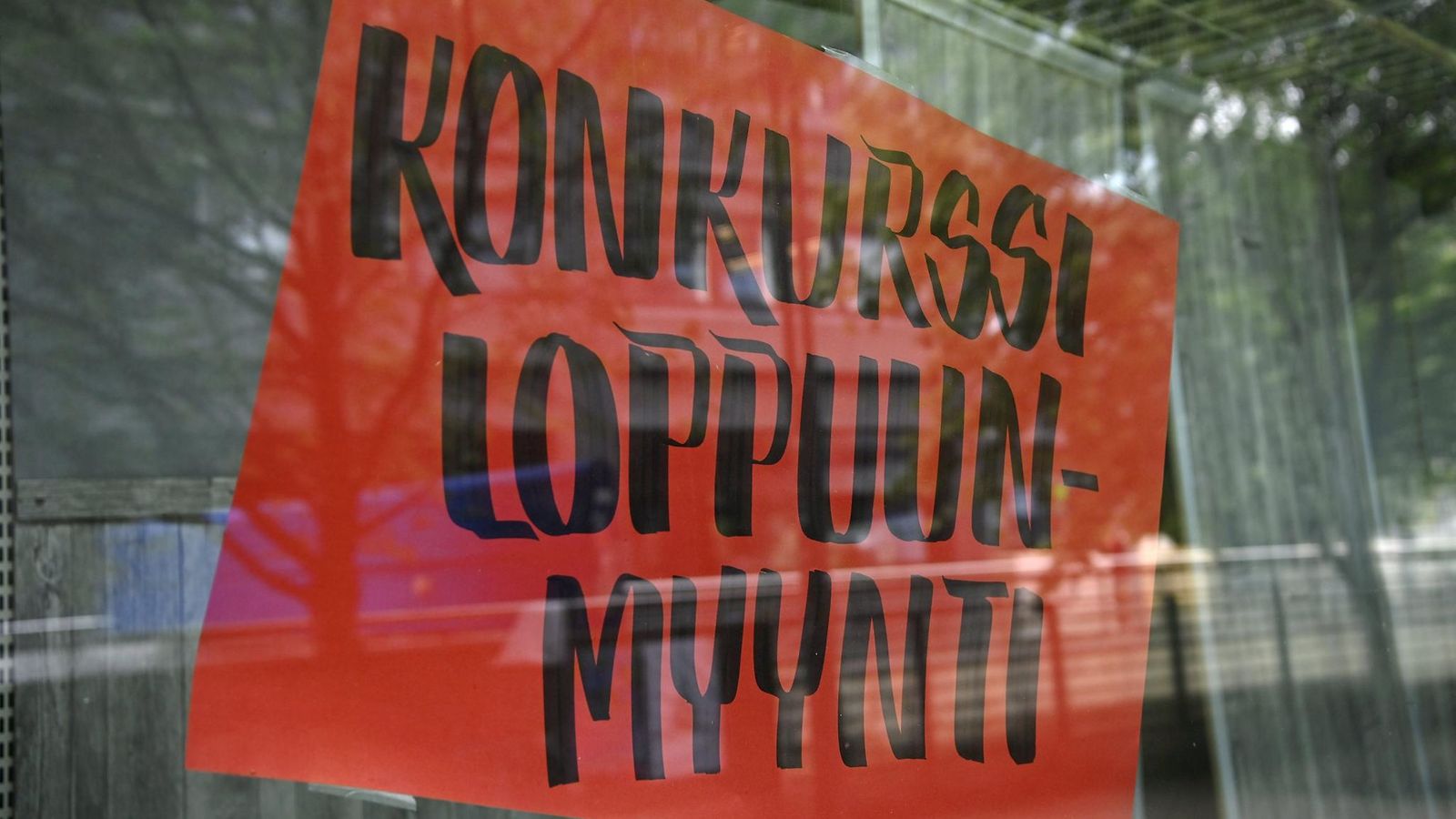 LK 13.6.2025 Konkurssiloppuunmyynti-ilmoitus ikkunassa Helsingissä 21. elokuuta 2023.