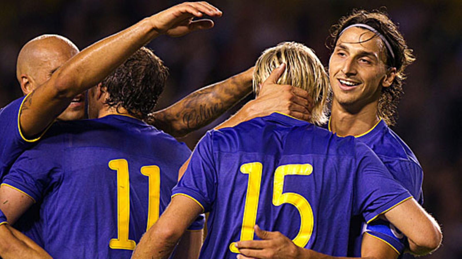 Zlatan Ibrahimovic (oik.) palasi maajoukkuepaitaan vakuuttavasti, kuva: EPA/ROGER VIKSTROM SWEDEN OUT