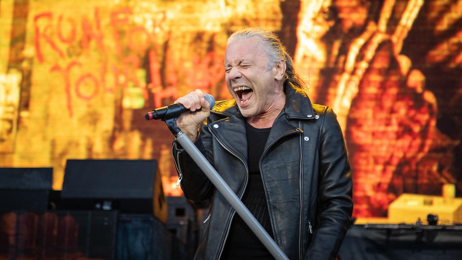 Iron Maidenin laulaja Bruce Dickinson laulaa mikrofoniin silmät suljettuna.
