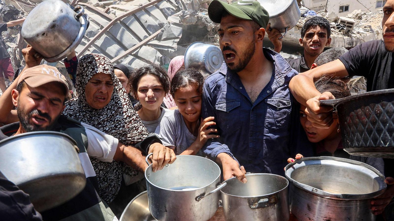 LK 20.6.2025 Palestiinalaiset yrittivät saada ruokaa hyväntekeväisyyskeittiöstä, joka tarjoaa lämpimiä aterioita Rimalin kaupunginosassa Gaza Cityssä 18. kesäkuuta 2025.