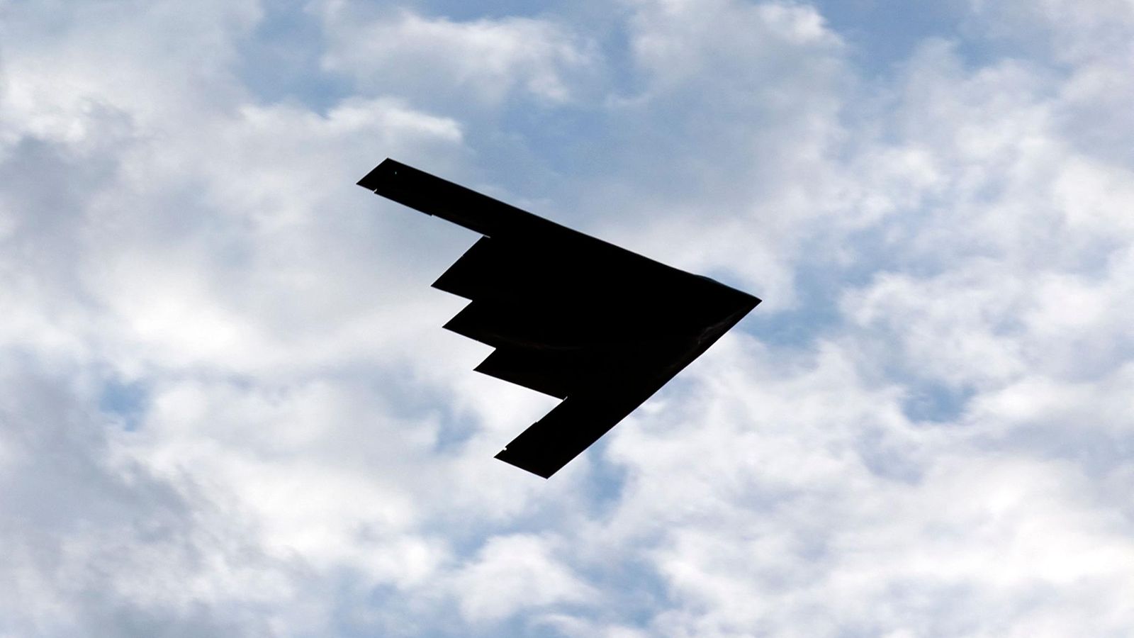 LK 21.6.2025 B-2-pommikone Stealth Bomber nähtiin Washington Monumentin yllä Yhdysvalloissa itsenäisyyspäivän juhlallisuuksien aikana Washington DC:ssä 4. heinäkuuta 2020.