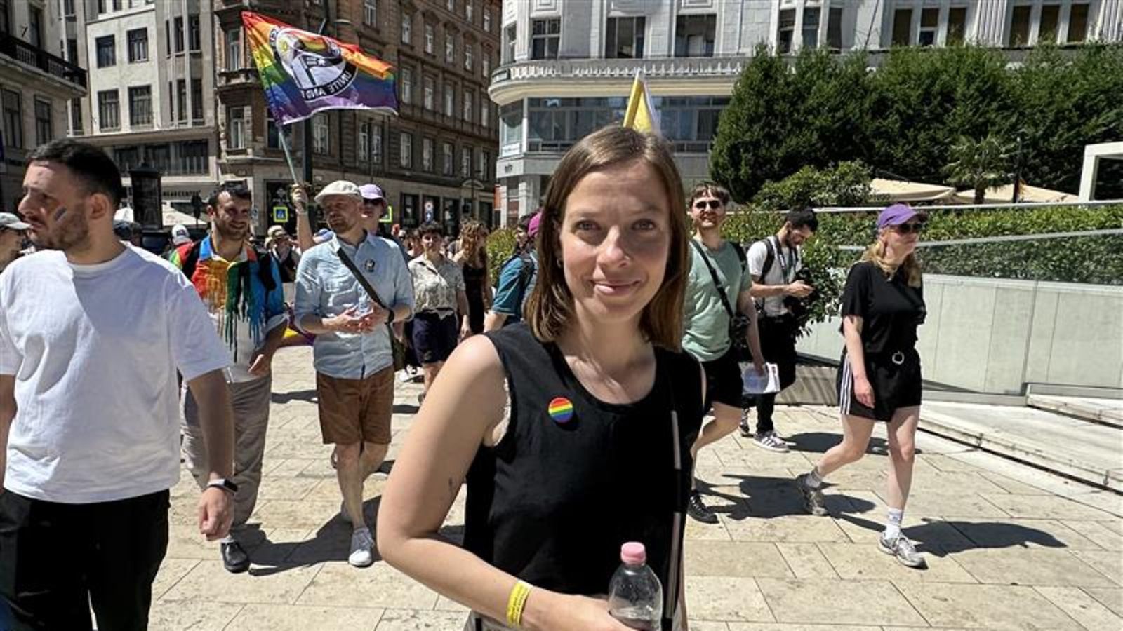 Europarlamentaarikko Li Andersson Budapestin kielletyssä Pride-kulkueessa 28.6.2025.