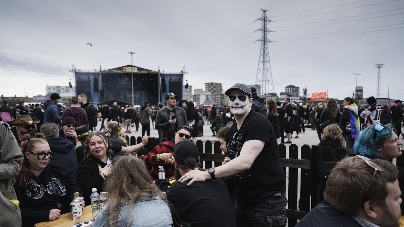 Yleisöä Tuska-festivaalilla Helsingissä 28. kesäkuuta 2025.