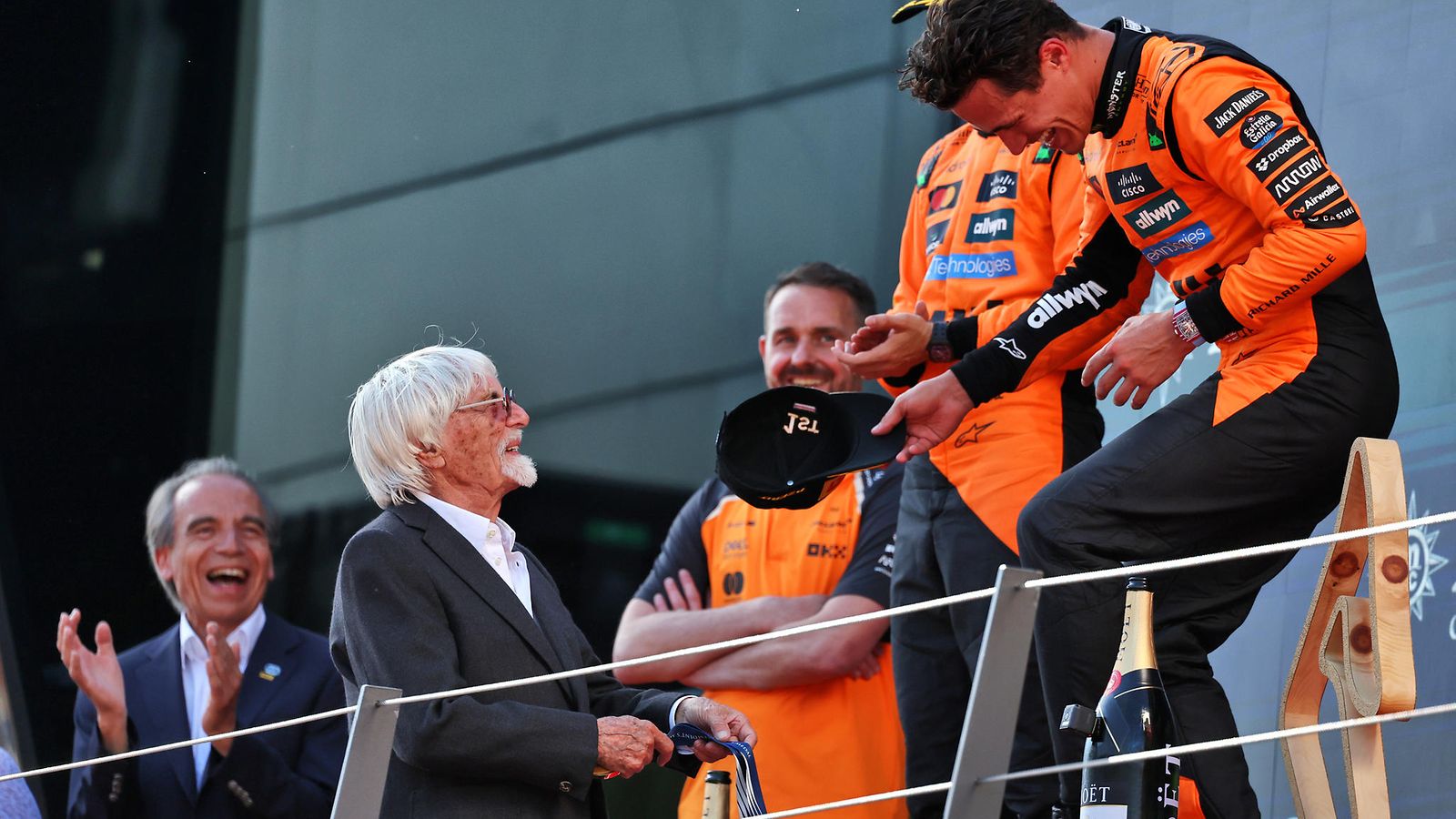 Bernie Ecclestone asteli ensi kertaa F1-kisan palkintokorokkeelle.