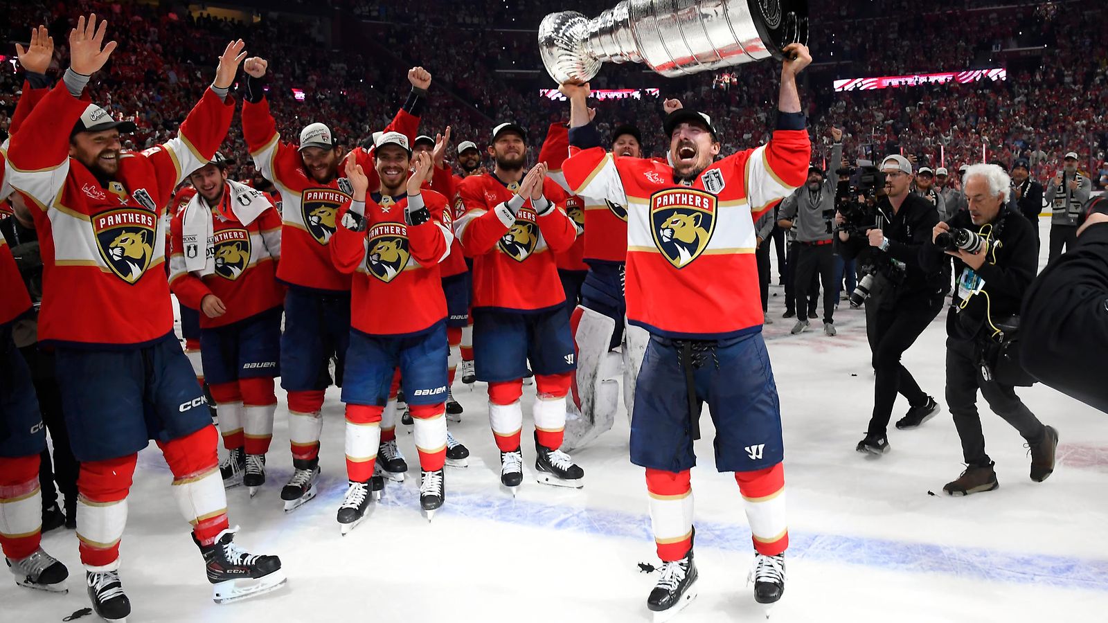 Brad Marchand (oik.) oli avainhahmoja Florida Panthersin mestaruuskaudessa. Nyt hän jatkaa joukkueessa pitkällä sopimuksella.